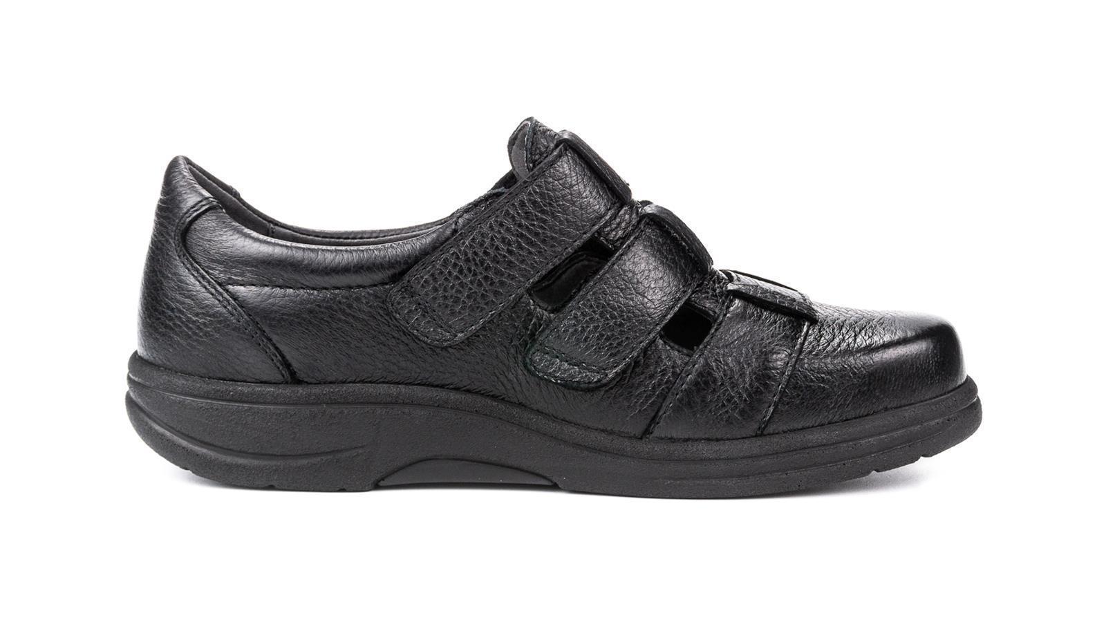 Der schwarze MATT Schuh aus Hirschleder ist seitlich abgebildet, hebt sich durch elegantes Design und hochwertige Verarbeitung hervor.