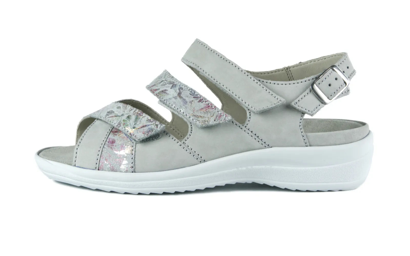 HEDWIG Nubuk+VelourFlower in lightgrey, seitlich positioniert, zeigt die elegante Kombination aus Nubuk- und Veloursleder. Ideal für stilvolle Anlässe.