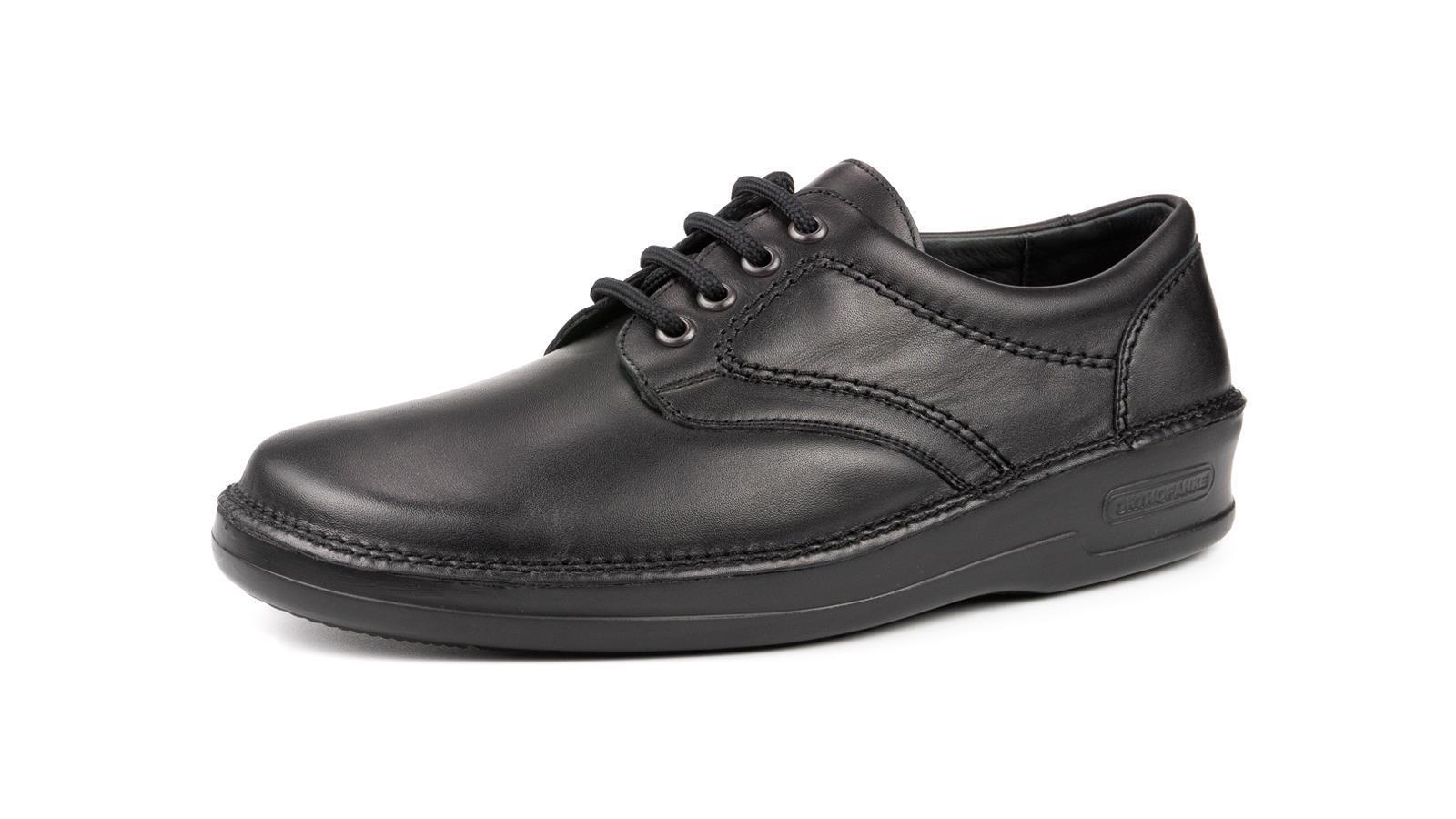 Der Schuh ARMIN aus schwarzem Nappa-Leder, elegant und stilvoll, steht auf einem weißen Hintergrund, ideal für jede Gelegenheit.