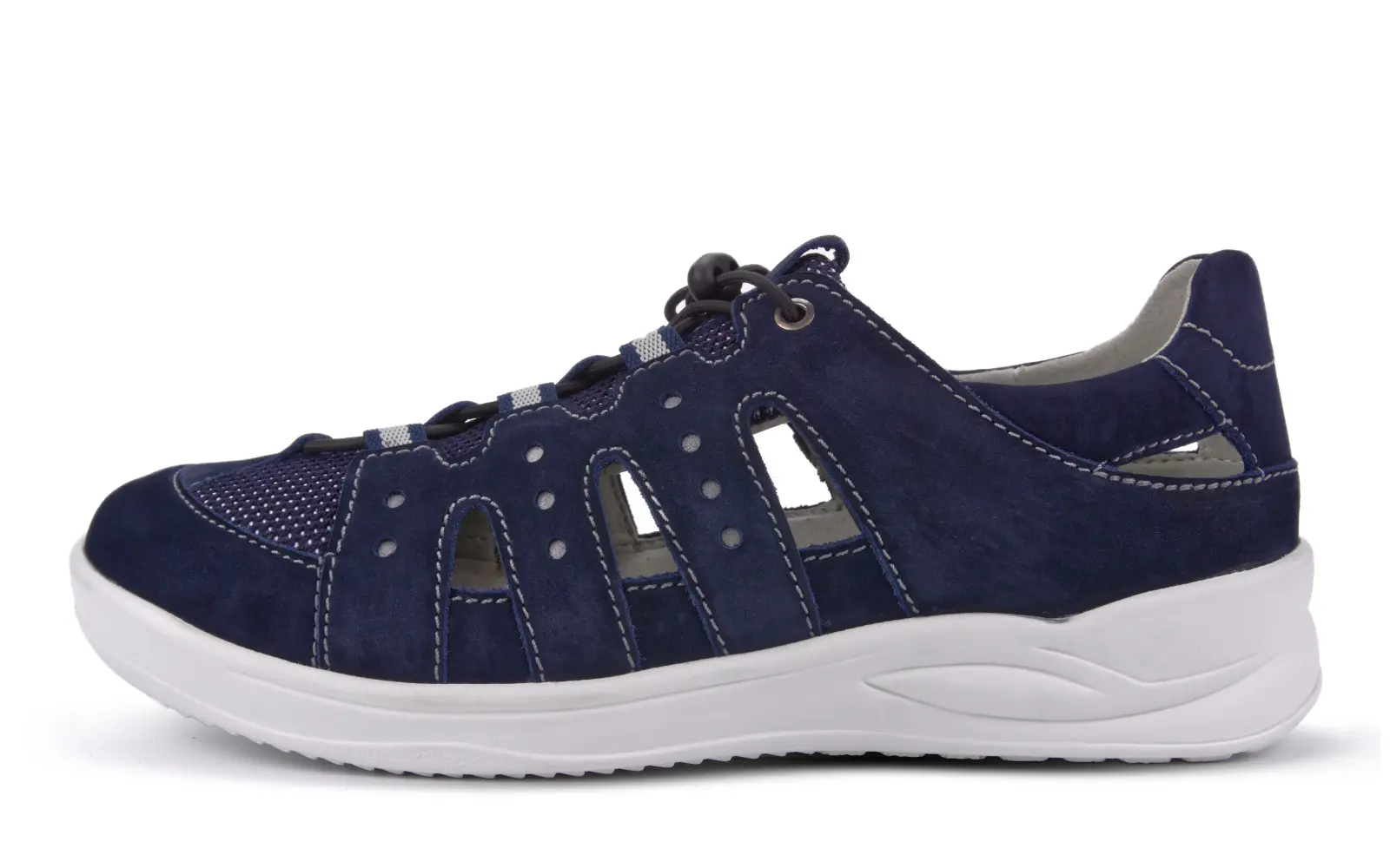 Die Schuhe KLARISSA aus Nubuk-Mesh in Marine sind seitlich auf einem weißen Hintergrund abgebildet, mit Fokus auf ihr modernes Design und die Textur.