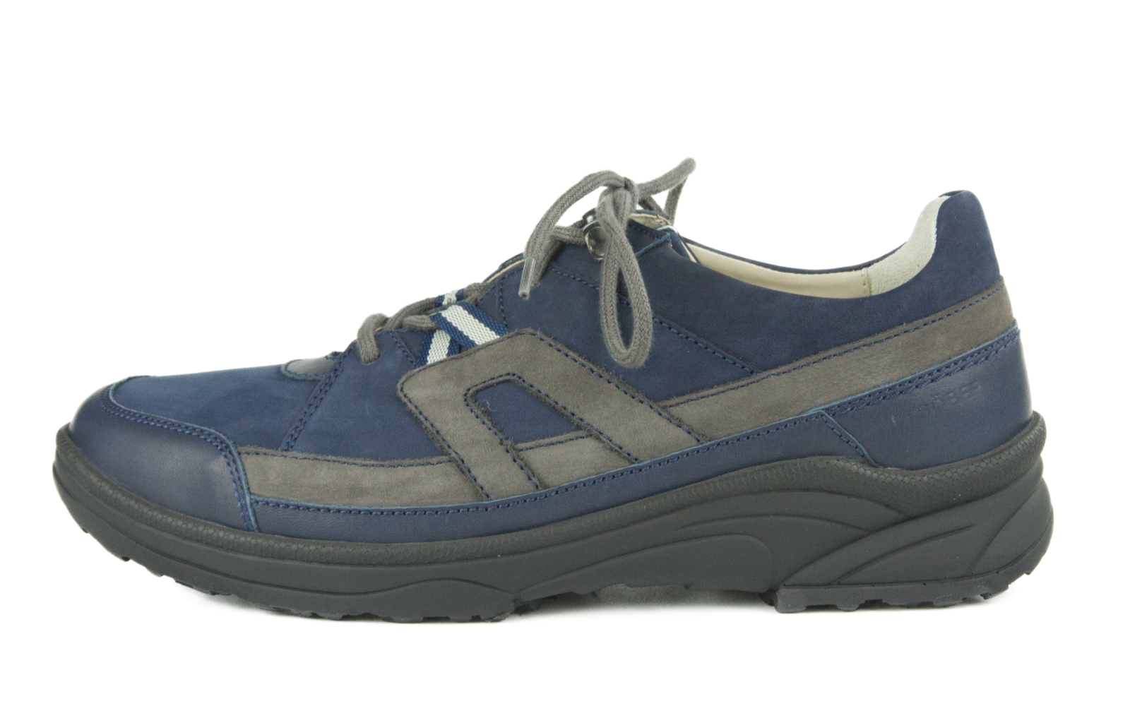 Der Schuh SAMSON Napa + Nubuk in blau und braun, seitlich abgebildet, mit elegantem Design und komfortabler Passform.