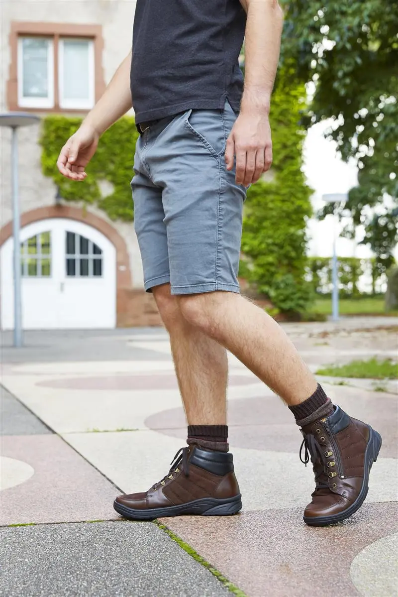 Der Schuh SERGEJ in marone, aus NappaAntik und FettNubuk, mit Wollfutter, sichtbar auf einem neutralen Hintergrund.