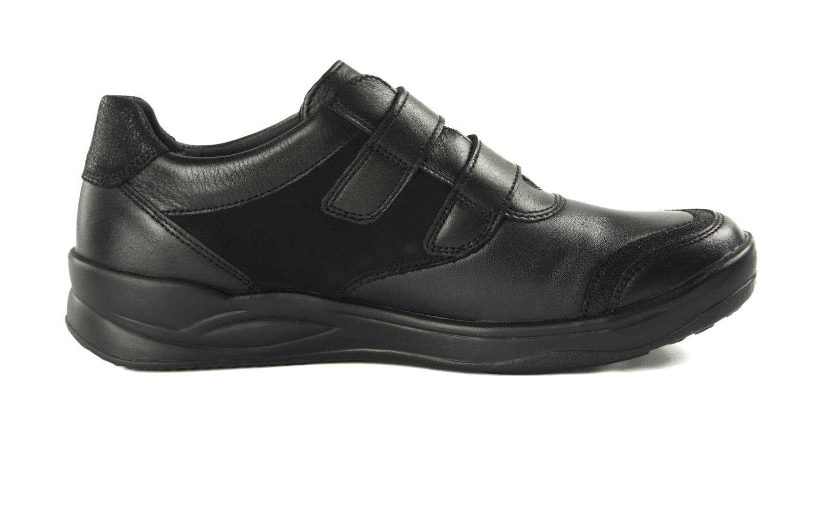 Der Schuh KOKO Nappa + StretchPerlato in schwarz steht auf einem neutralen Hintergrund und zeigt seine elegante Form und die Glanzoberfläche.