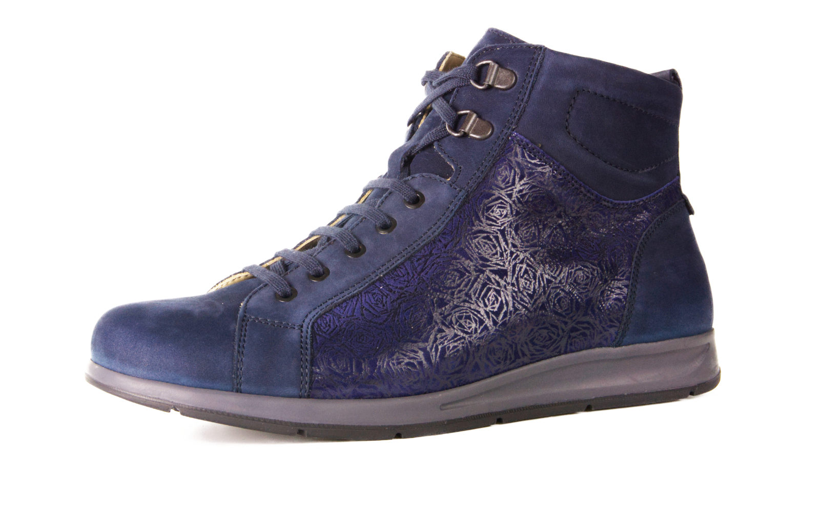 ELMA Nappa+LammVelour in marine, seitlich auf einem weißen Hintergrund platziert, zeigt den eleganten und bequemen Schuh.