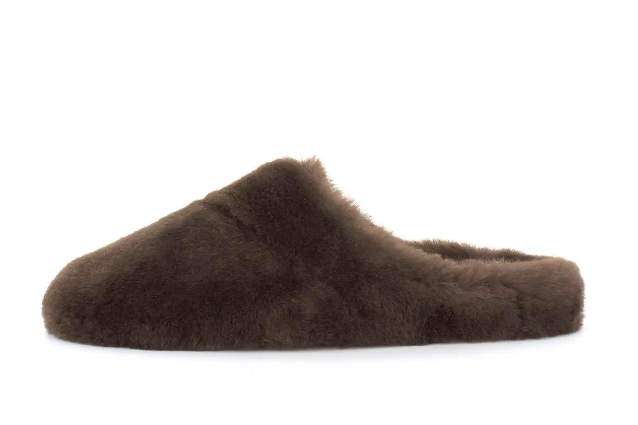 Der Schuh THOMAS aus dunkelbraunem Lammfell, elegant und komfortabel, auf einem neutralen Hintergrund.