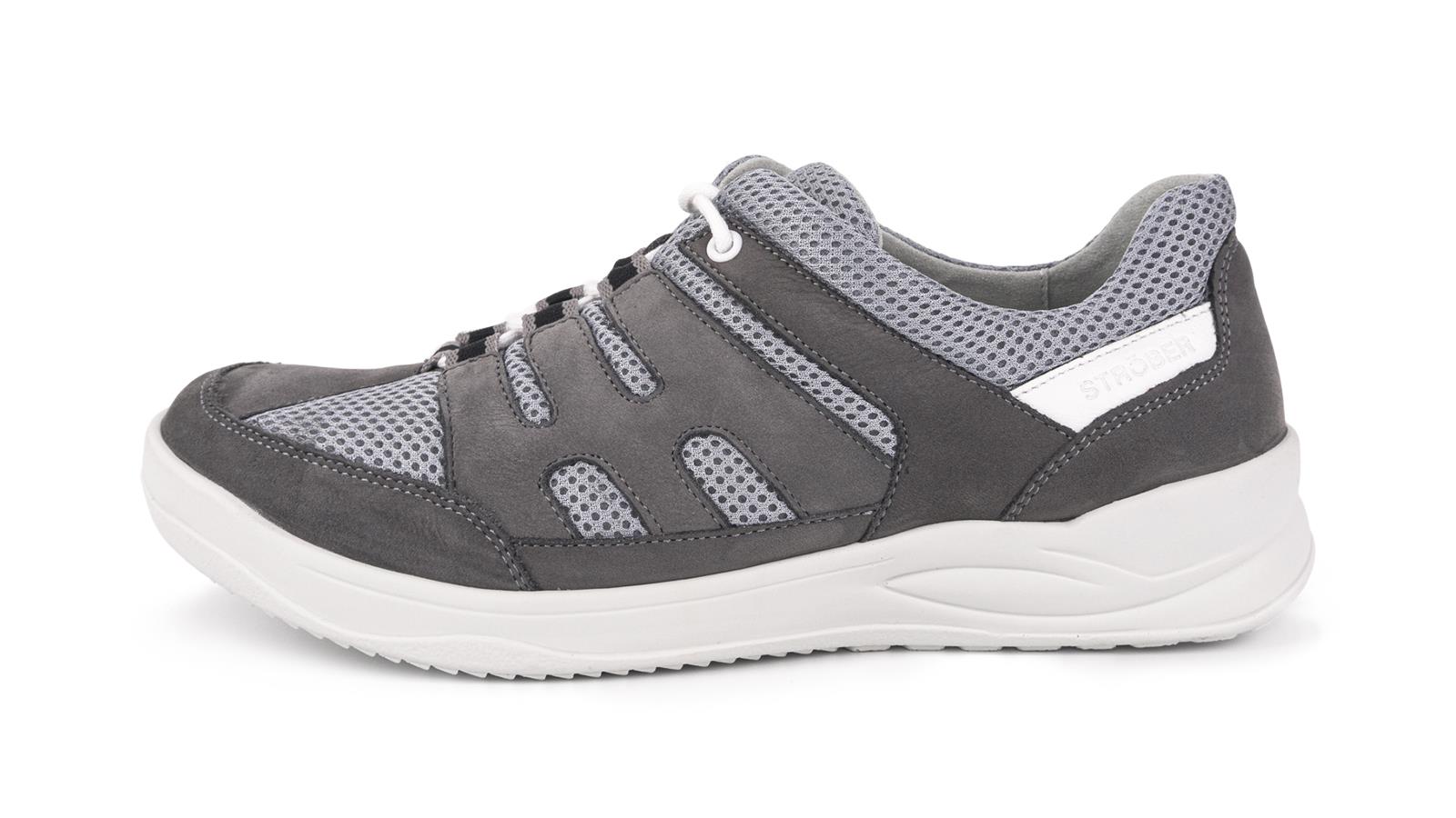 KOSIMA Schuh aus Nubuk-Mesh in Grey und Silber, seitlich auf einem weißen Hintergrund positioniert.