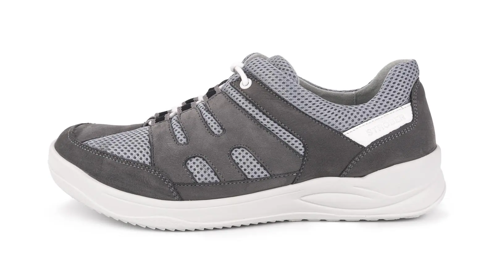 KOSIMA Schuh aus Nubuk-Mesh in Grey und Silber, seitlich auf einem weißen Hintergrund positioniert.