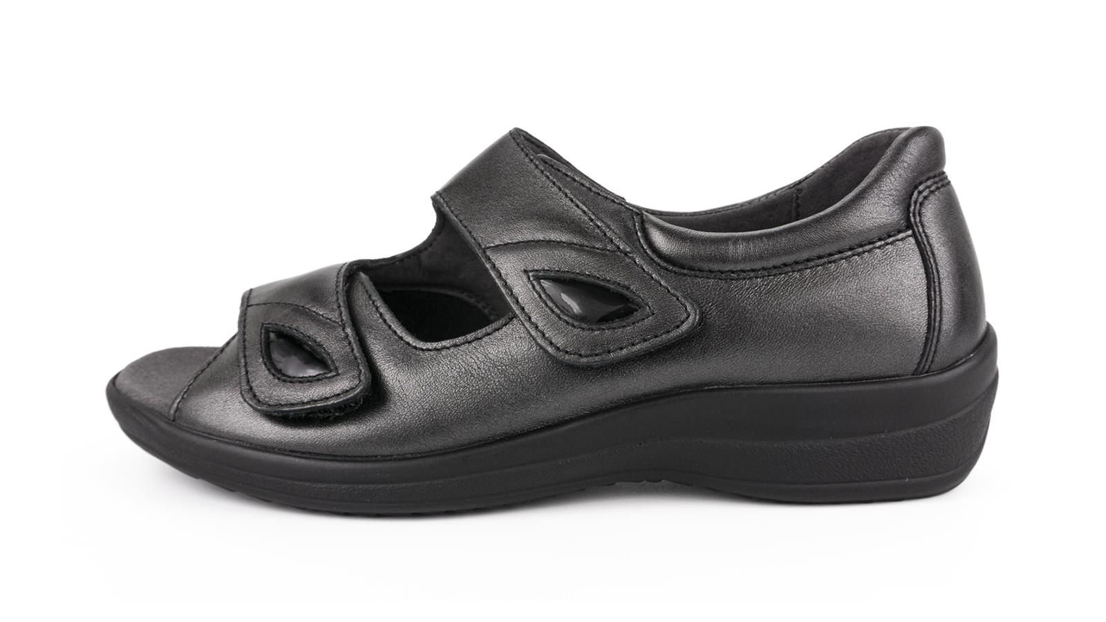 HANKA Schuh in metall schwarz aus Perlato und StretchNappa, seitliche Ansicht auf einem hellen Untergrund.