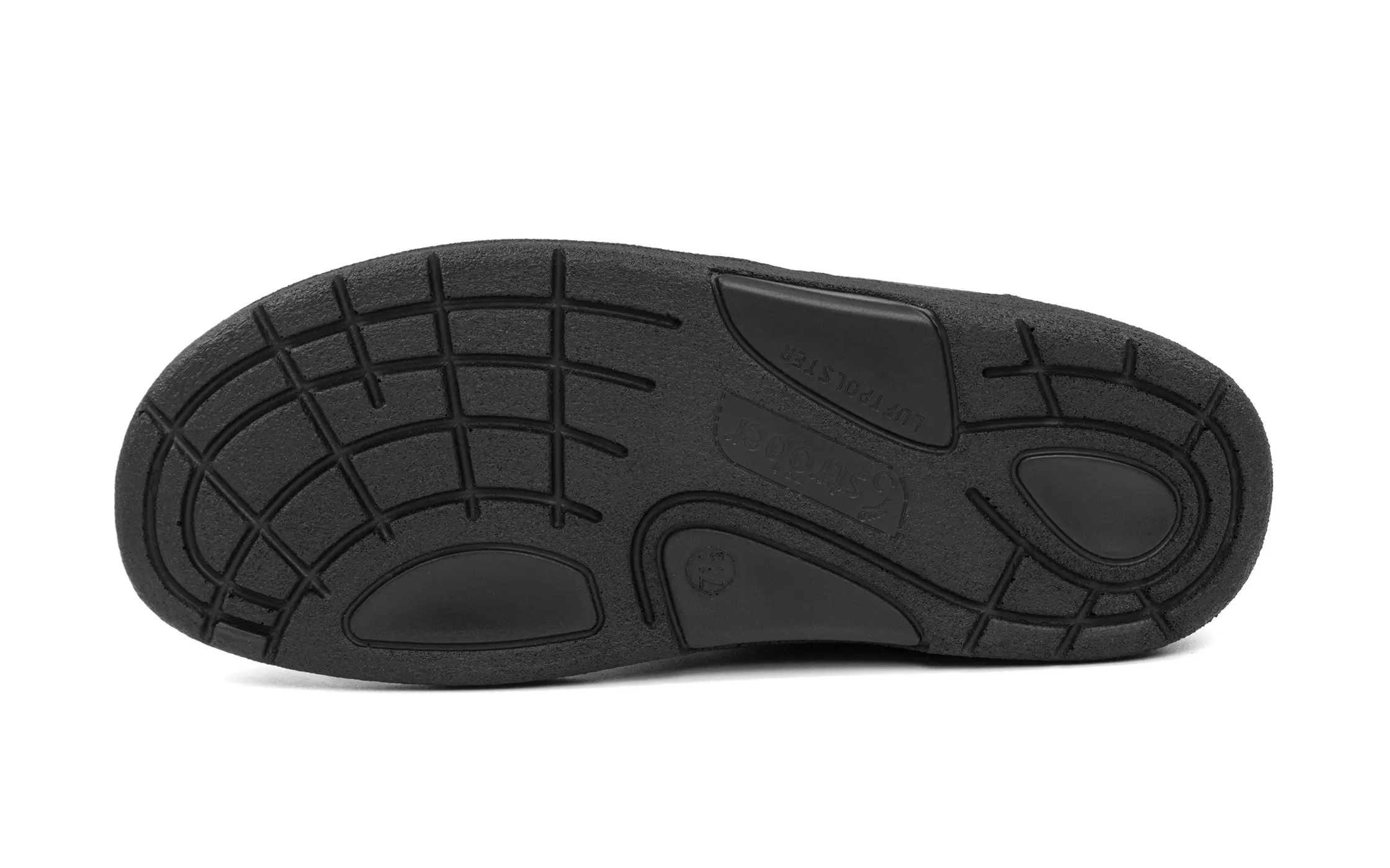 Der Schuh MINO NappaSoft plus Hirschleder in Schwarz zeigt sich elegant und stilvoll, perfekt positioniert auf einem neutralen Hintergrund.