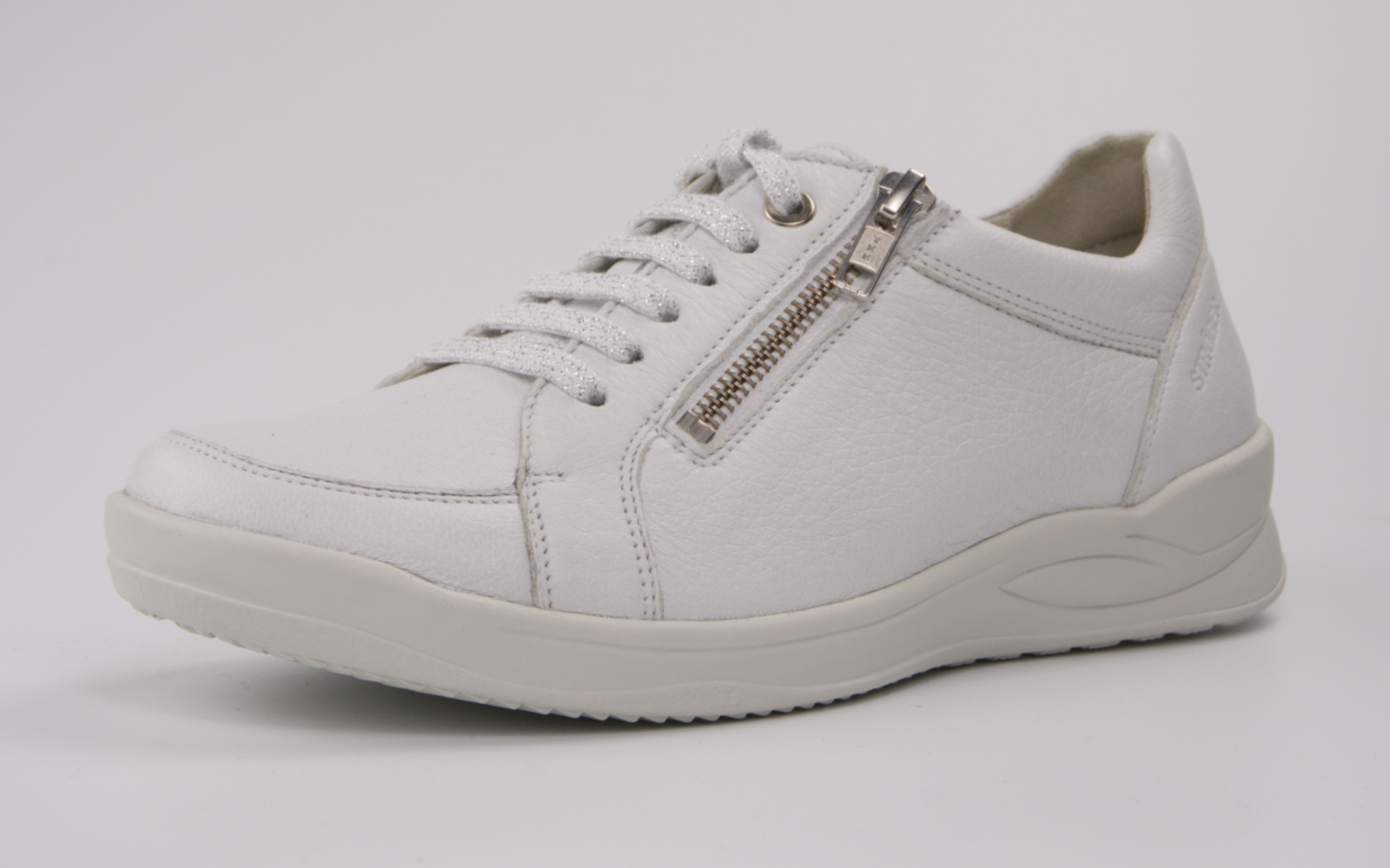 KORDULA Hirsch in weiß, seitlich auf einem hellen Hintergrund präsentiert, mit elegantem Design und bequemer Passform.