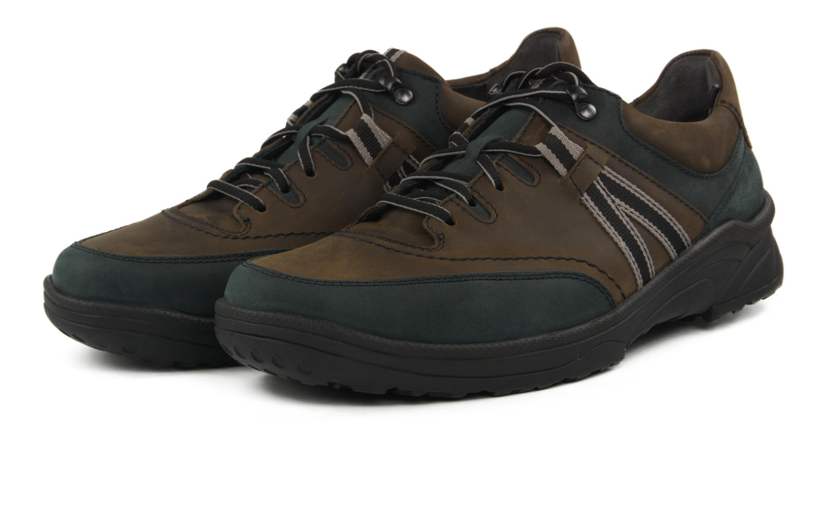 Schwarze SAMIR Fettnubuk-Schuhe mit ebony-braunen Akzenten, seitlich auf einem hellen Untergrund positioniert.