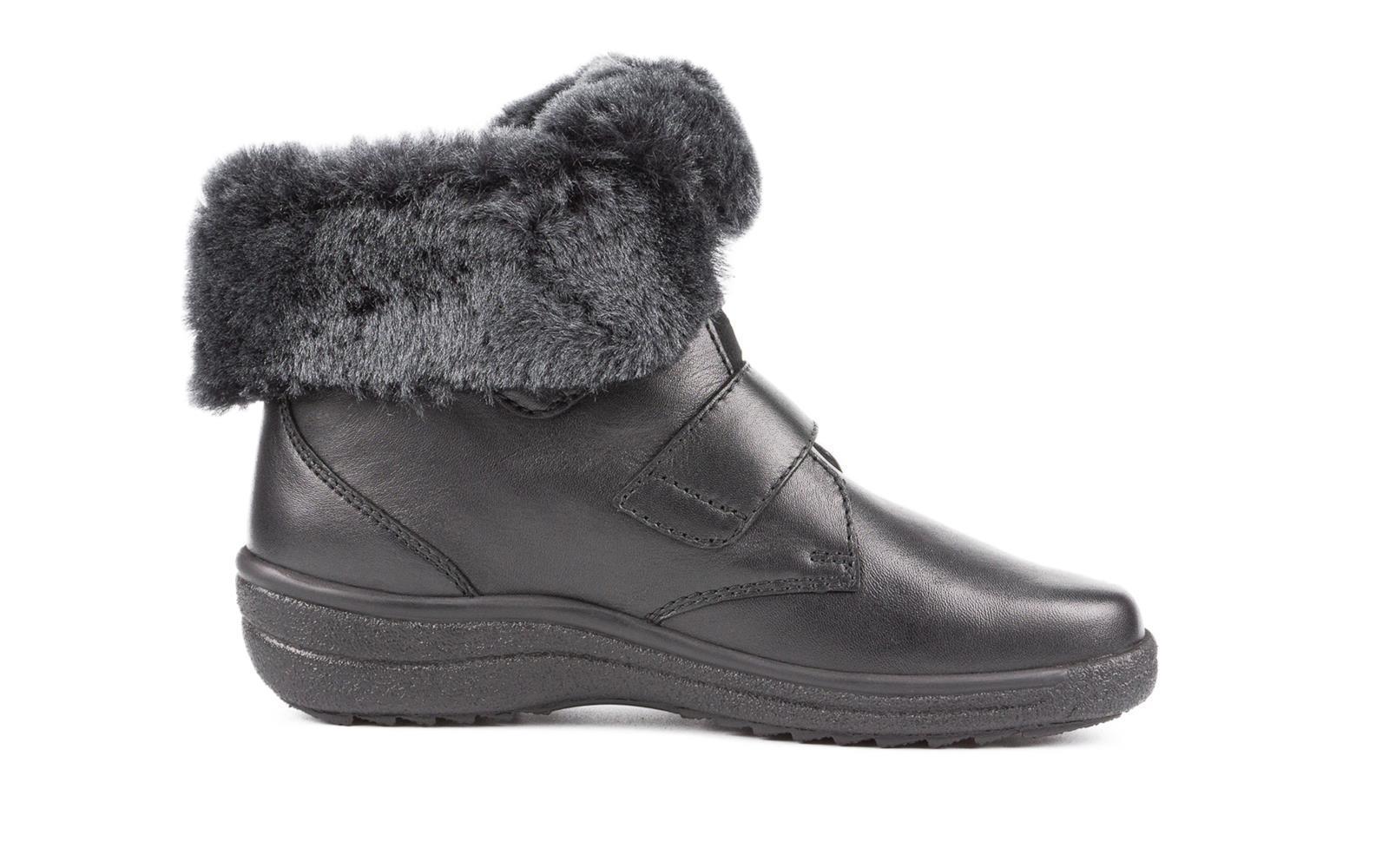 Schwarze SOPHIA Schuhe aus Nappa-DoubleFace, die seitlich auf einem weißen Hintergrund stehen, präsentieren sich elegant und modern.