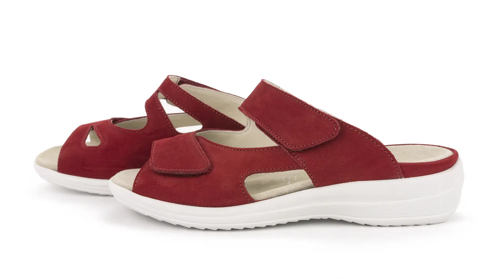 Rote Nubuk-Schuhe des Modells HANNA, elegant auf einem weißen Hintergrund positioniert.