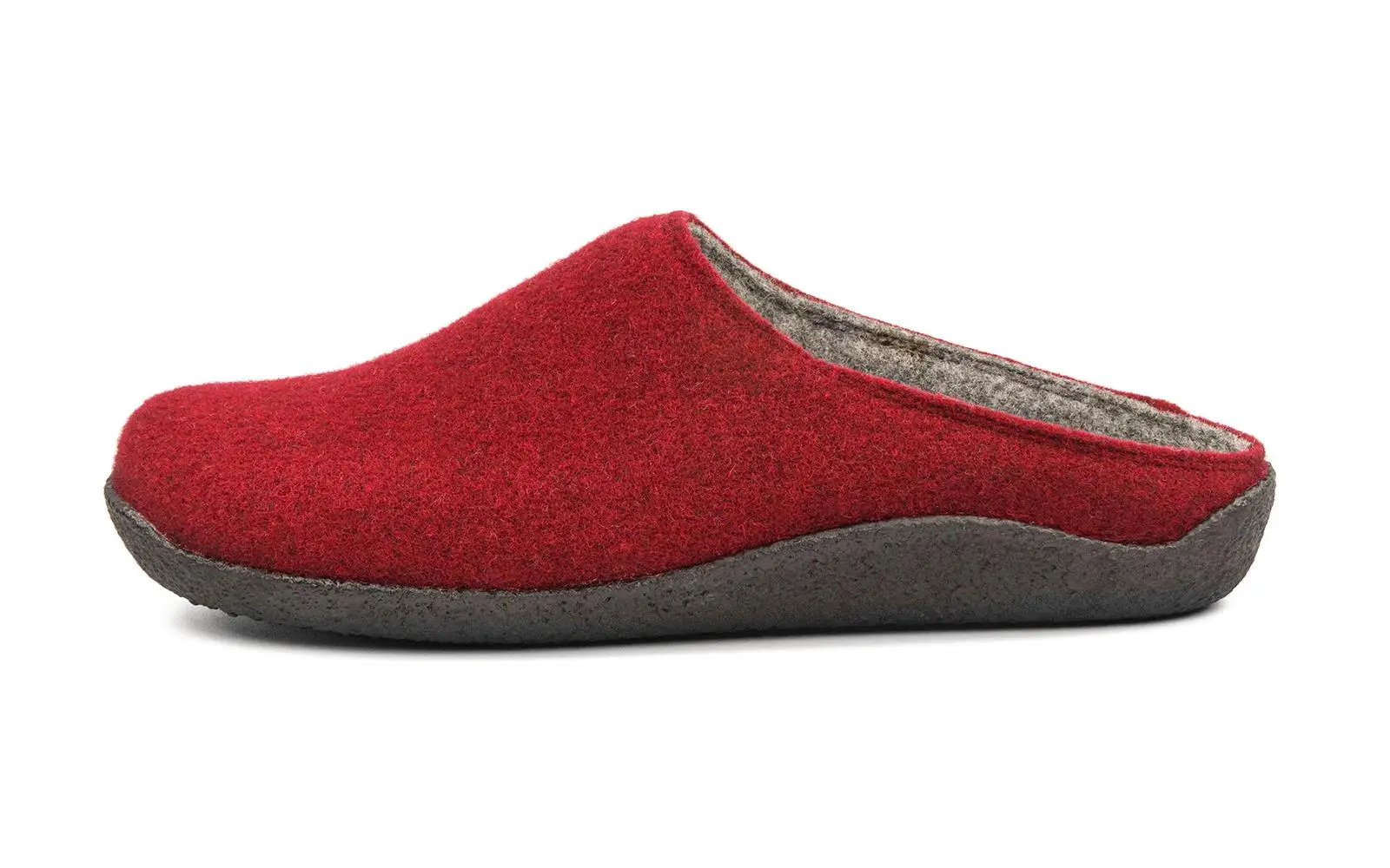 Der VERENA Filz Schuh in vino steht auf einem hellen Holzboden und zeigt seine weiche, hochwertige Oberfläche mit eleganten Details.