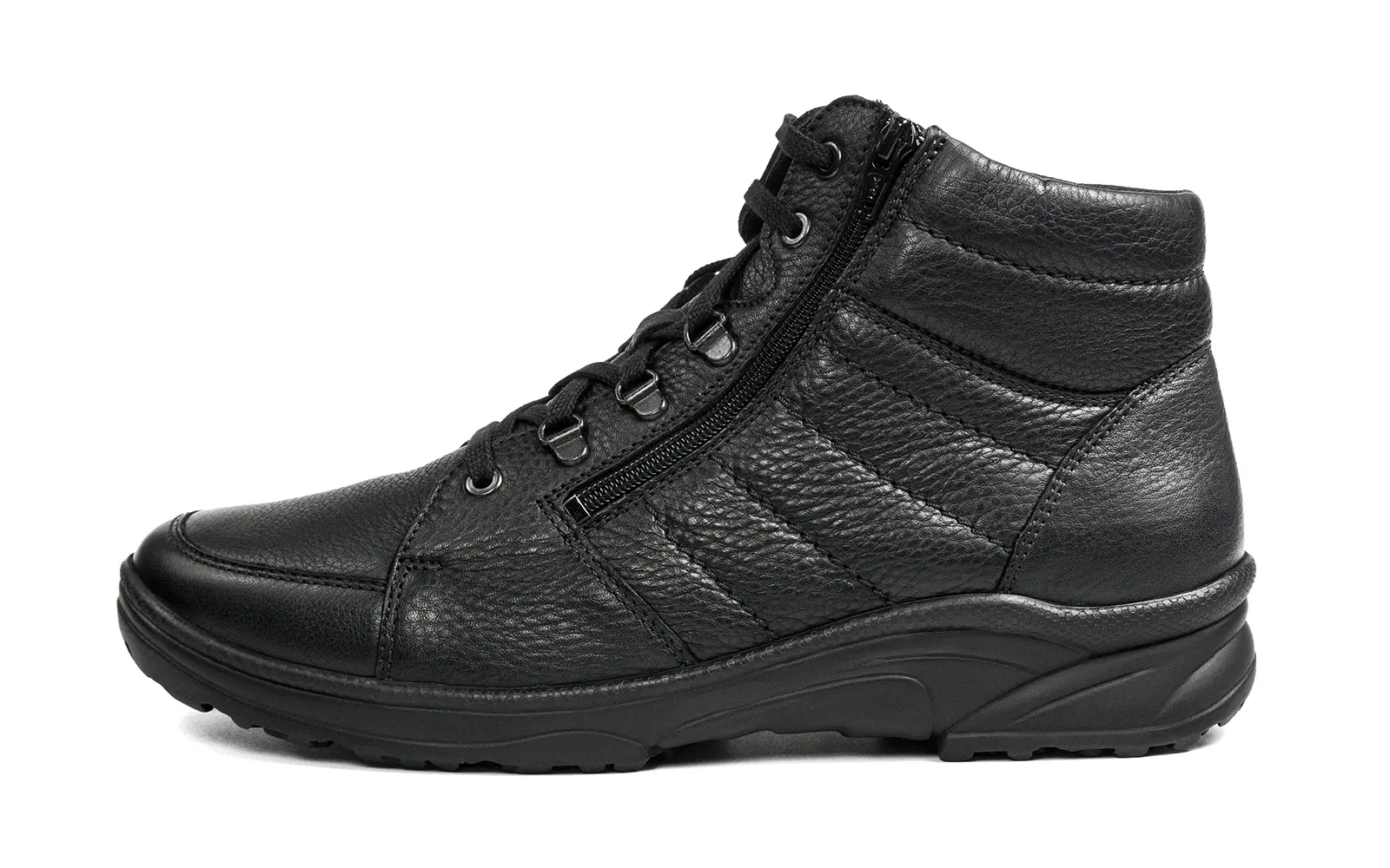 Der Schuh SAMUEL SoftCalf Lammfellfutter in schwarz steht elegant auf einem Holzuntergrund und zeigt seine weiche, hochwertige Verarbeitung.
