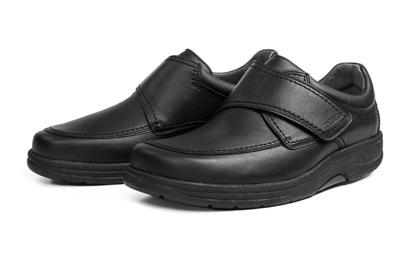 Der MAX SportNappa in schwarz, seitlich positioniert, bietet eine sportliche Silhouette und ist ideal für aktive Freizeitgestaltung.