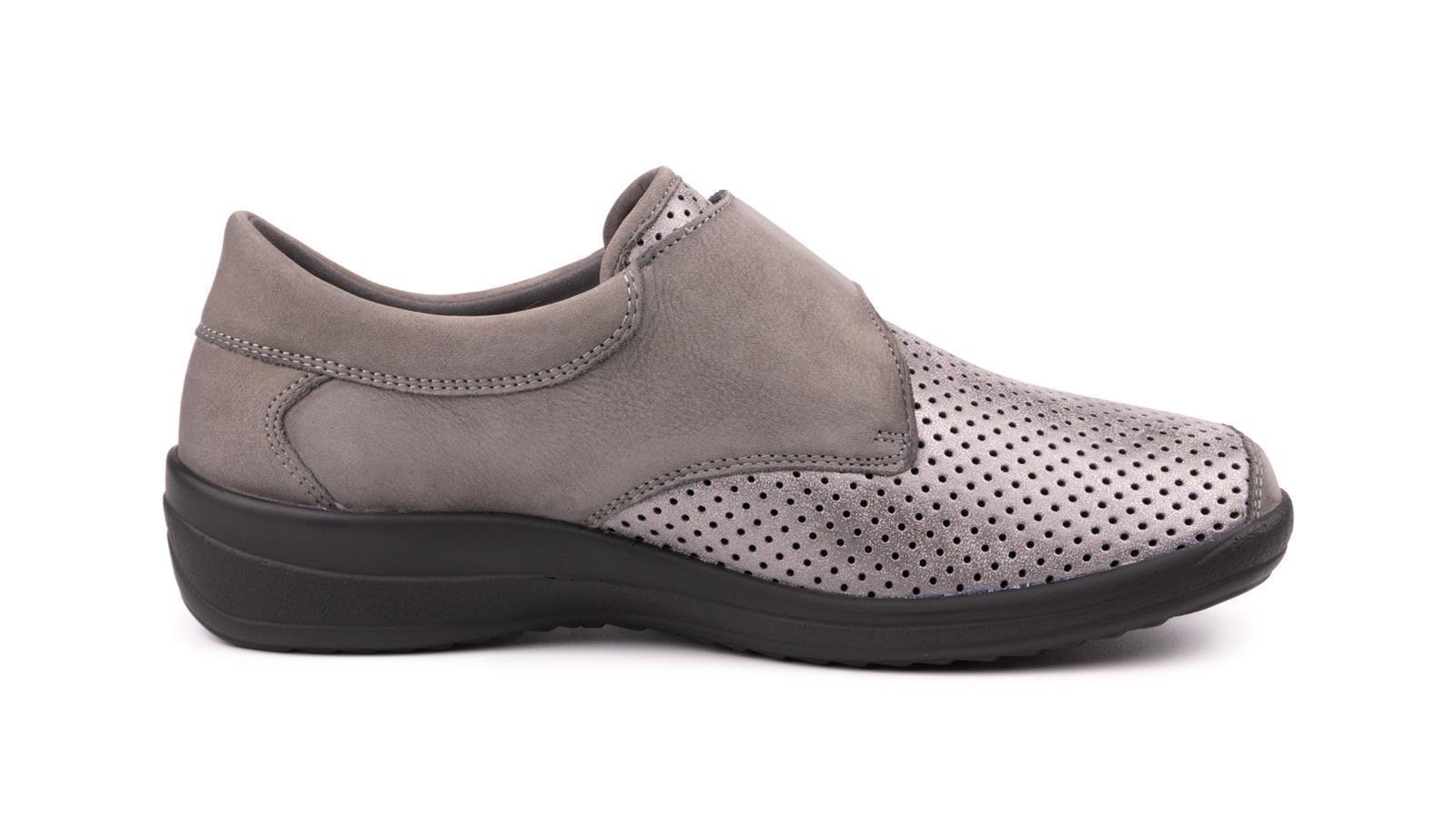 MARTA Nubuk-StretchUsed in grau-canna, elegant in seitlicher Perspektive auf einem weißen Hintergrund.