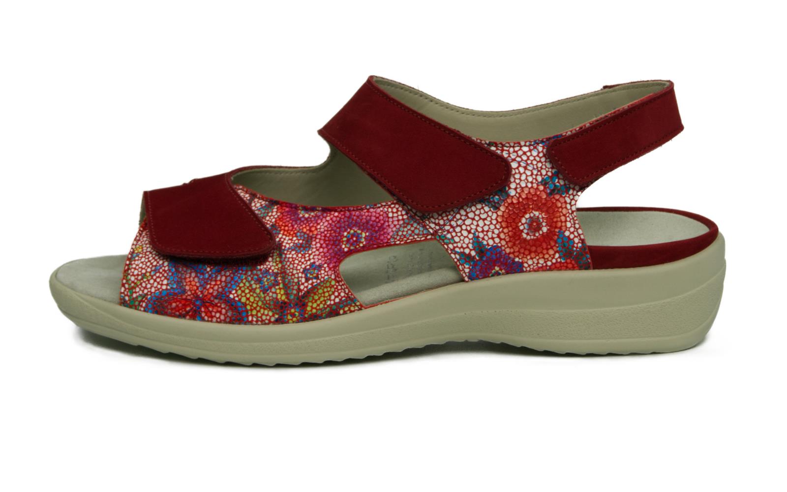 Der rote HOLLY Nub+VeFlower Schuh steht auf einem weißen Hintergrund und zeigt seine stilvollen Details sowie die Textur des Materials.