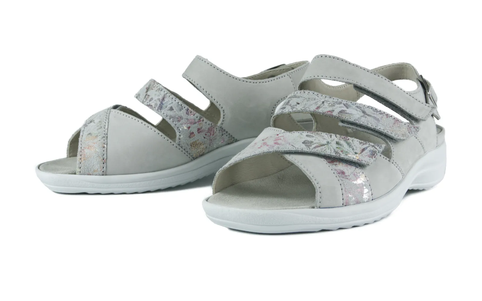HEDWIG Nub+VFlow in lightgrey HEDWIG Nubuk+VelourFlower in lightgrey, seitlich auf einem hellen Untergrund platziert, zeigt die weiche Textur und das elegante Design.