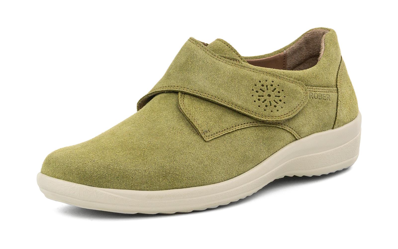 Der MARLA Velour Schuh in Bambusfarbe steht seitlich auf einem hellen, neutralen Hintergrund, die samtige Oberfläche schimmert sanft im Licht.