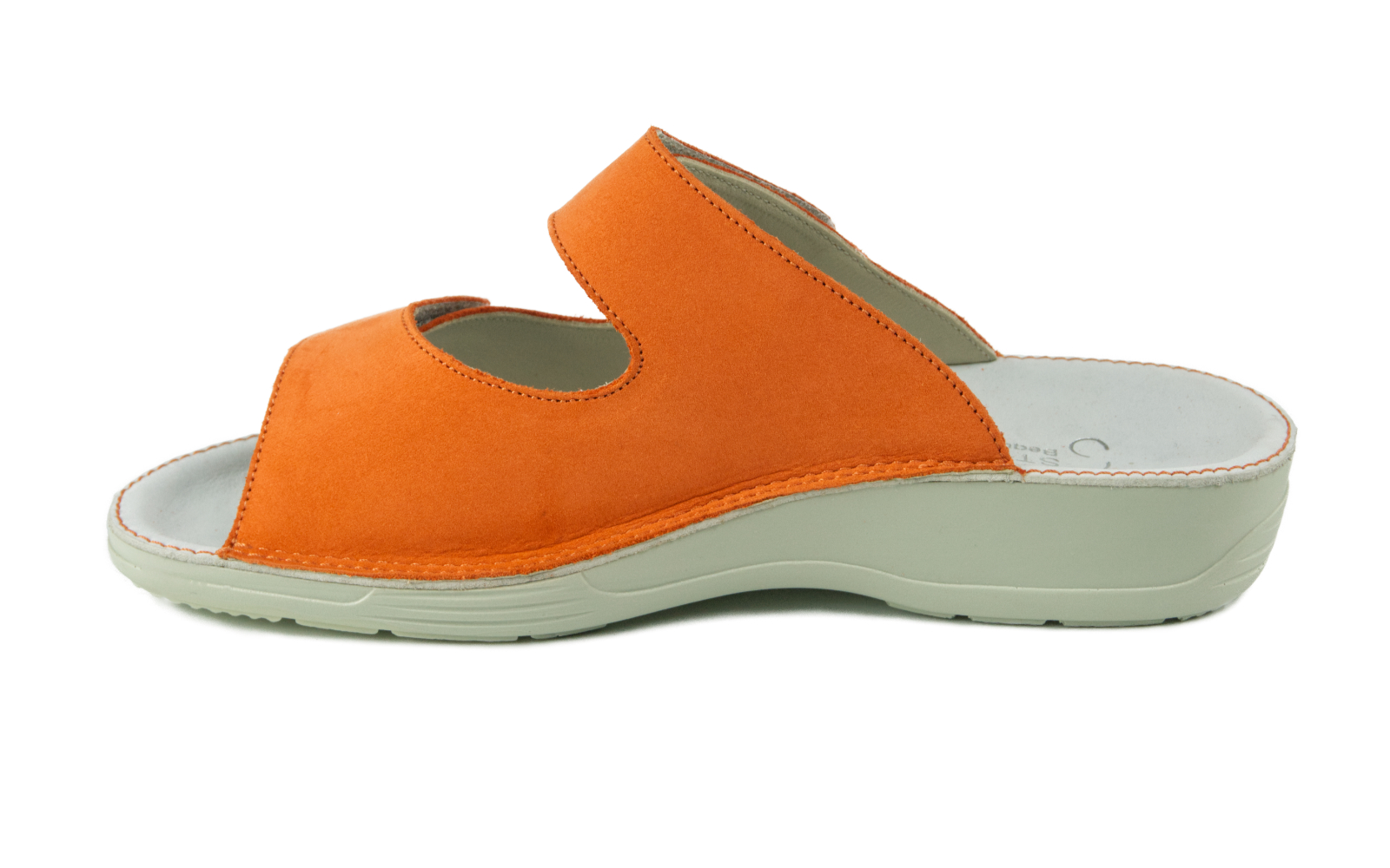 Der Schuh ANNA in orange aus Nubukleder, mit dekorativem Knopf, elegant auf einem weißen Hintergrund positioniert.