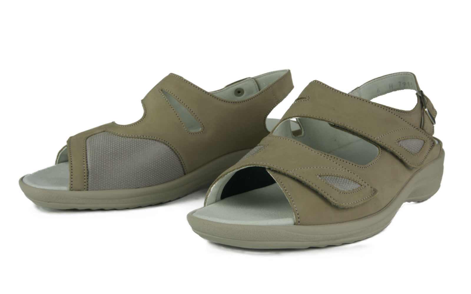 Der Schuh HELGA Nubuk+StretchTetra in stein+marmor ist seitlich positioniert, zeigt seine elegante Form und die hochwertige Materialkombination.