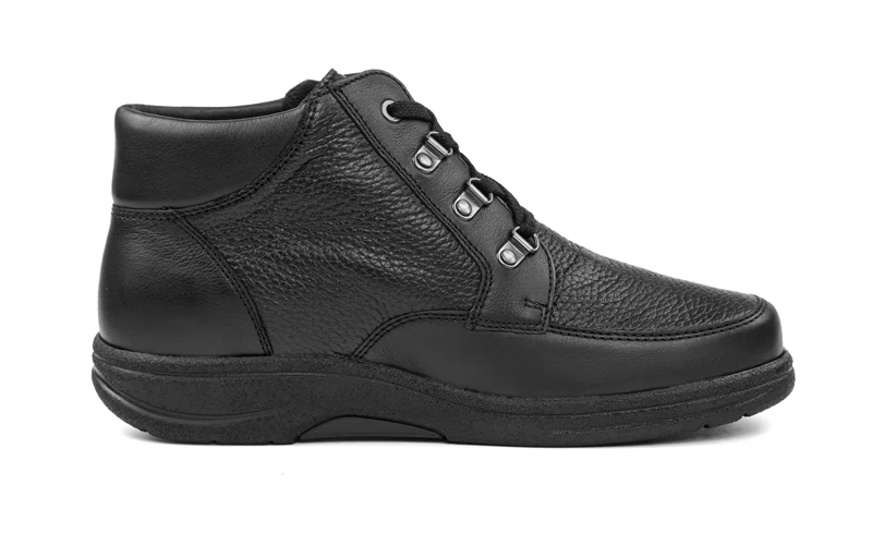 Schwarzer MINO NappaSoft plus Hirschleder Schuh, elegant positioniert auf einem hellen Untergrund, betont die hochwertige Verarbeitung und den stilvollen Look.