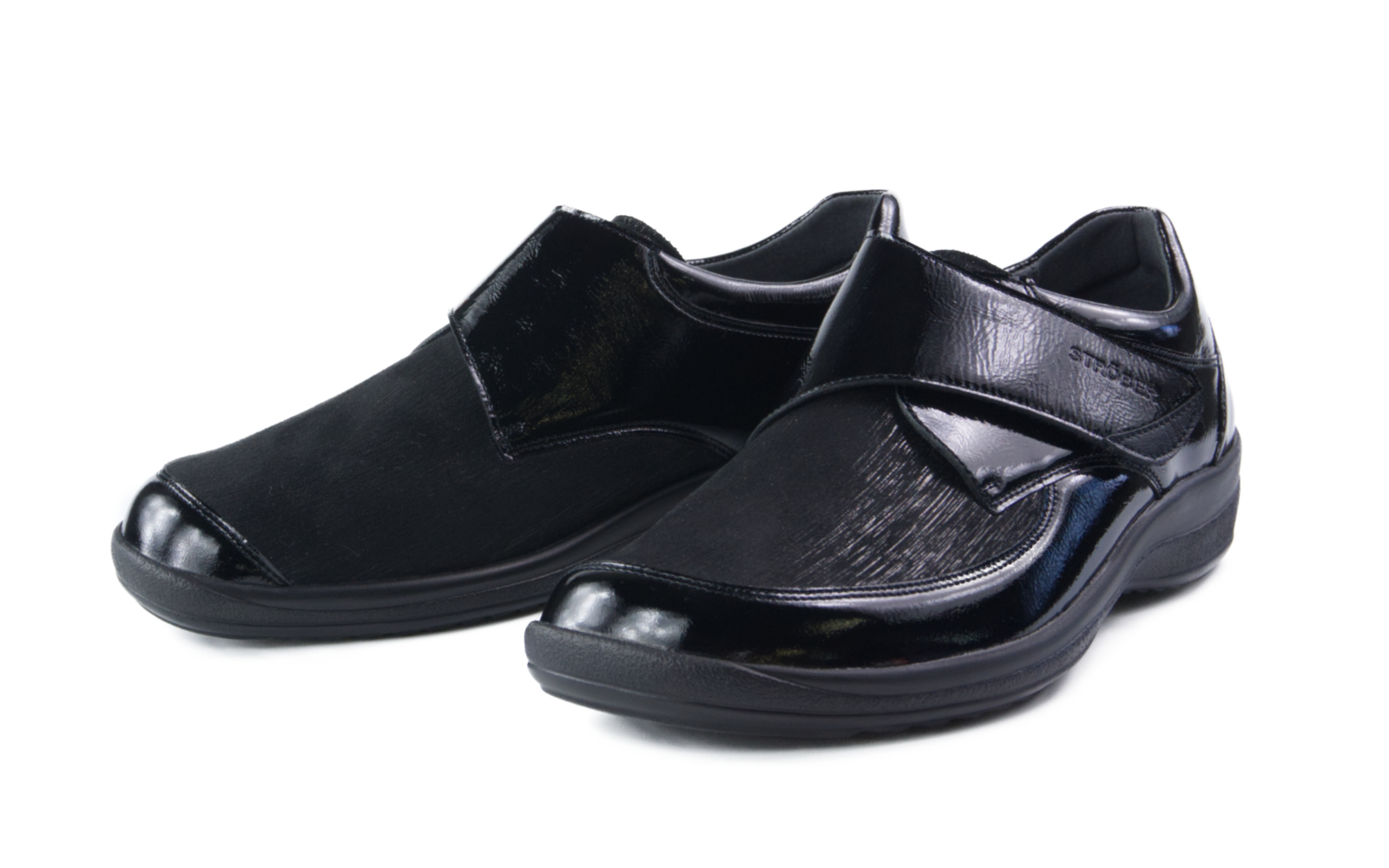 Der Schuh MURIEL aus Lack und Stretchvelours in schwarz ist elegant auf einem neutralen Hintergrund positioniert, gut sichtbar und im Fokus.