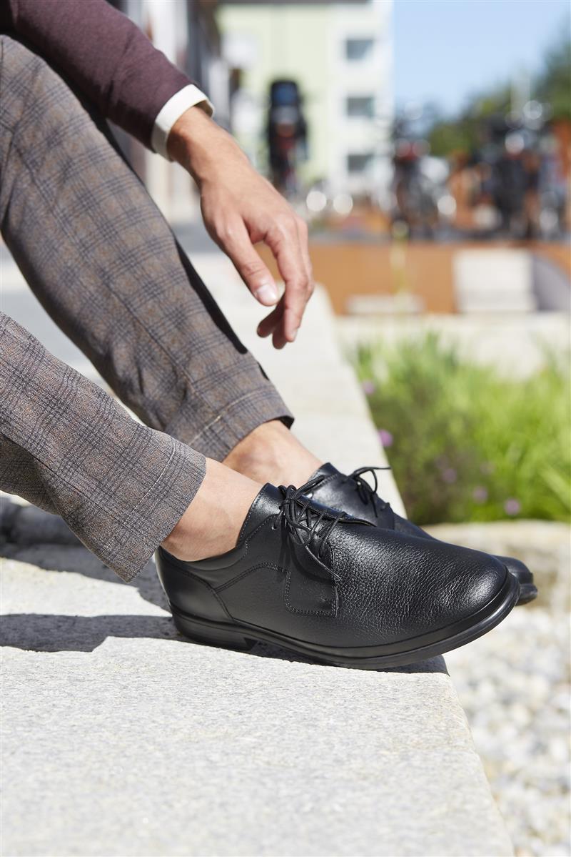 Schwarze Nappa-Hirsch Schuhe EMIL Weite H, elegant und bequem, seitlich positioniert auf einem hellen Hintergrund.