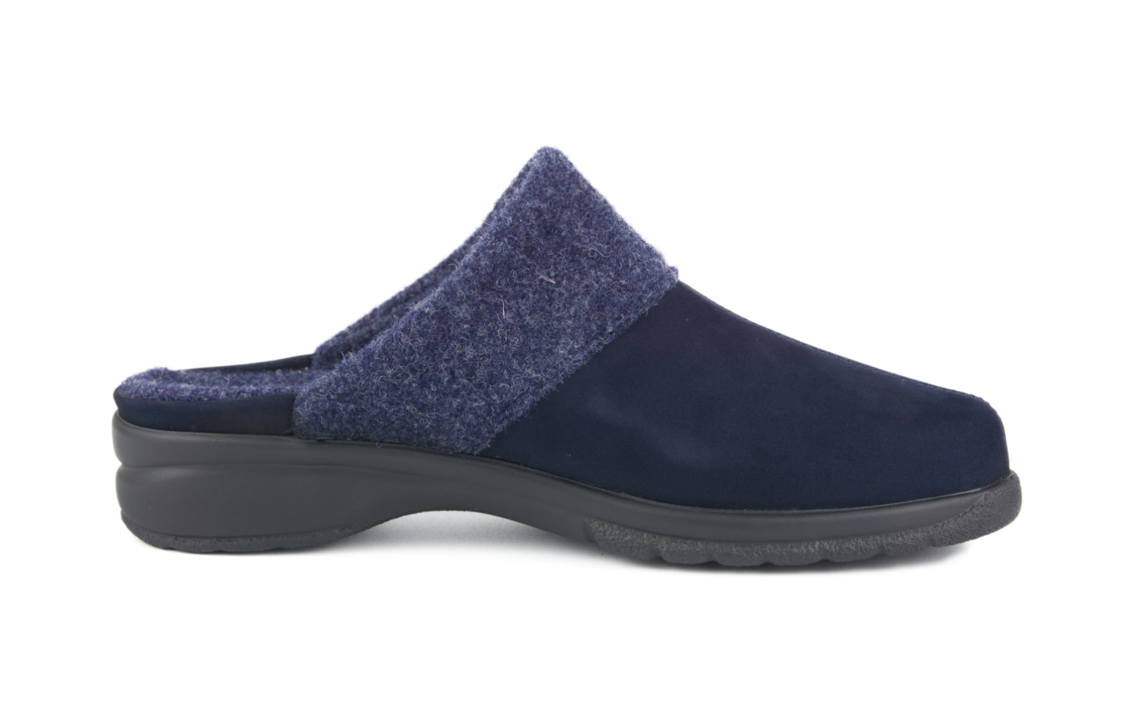Der Schuh GRETA aus marinefarbenem Nubuk Filz, stilvoll und bequem, steht auf einem hellen Untergrund.