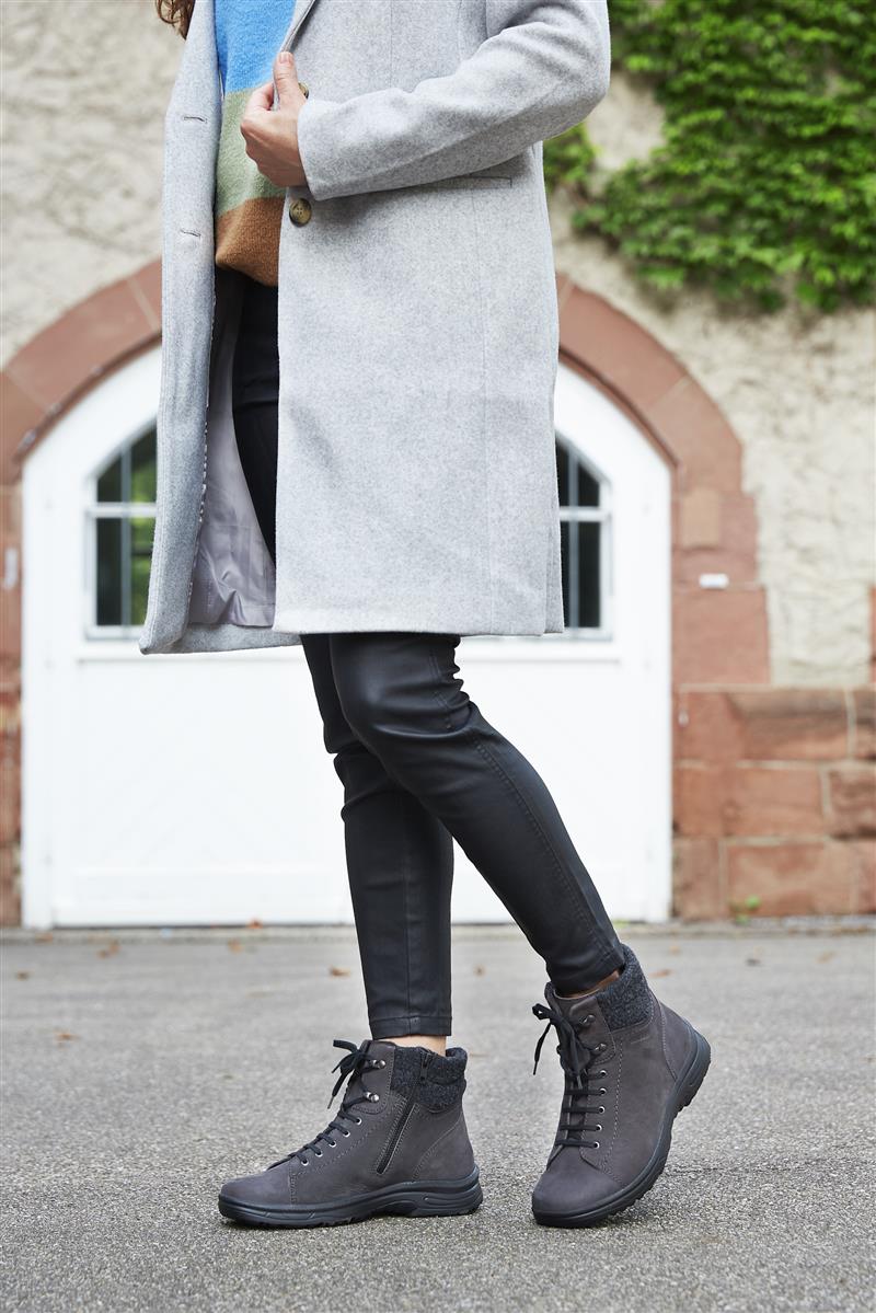 RONJA NubukFilz in schiefer mit Wollfutter, seitlich auf einem hellen Untergrund präsentiert, zeigt die elegante und gemütliche Gestaltung des Schuhs.