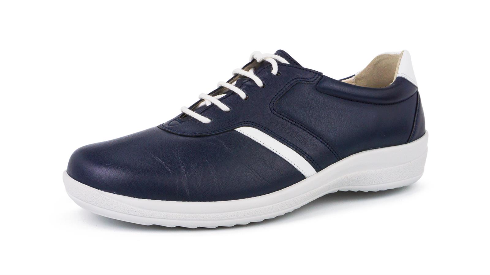 Der Schuh MONIKA aus LammNappa in marine präsentiert sich elegant auf einem weißen Hintergrund.