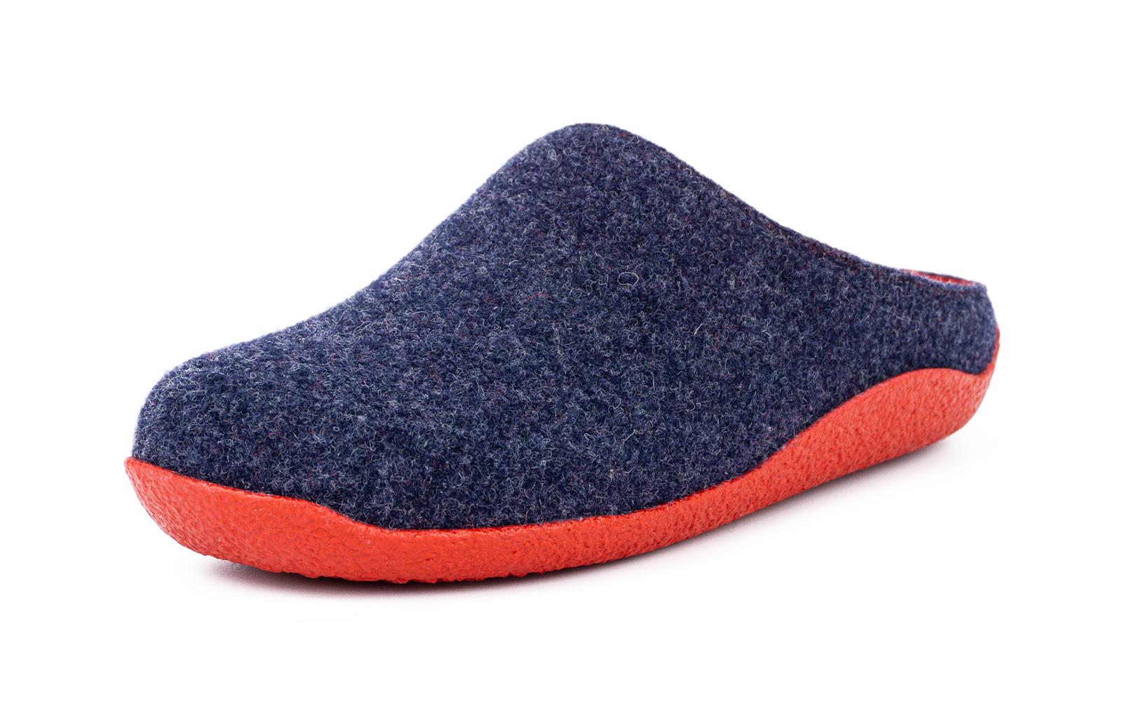 Bequemer Filzschuh VERENA in Jeansblau, seitlich positioniert auf einem hellen Untergrund.