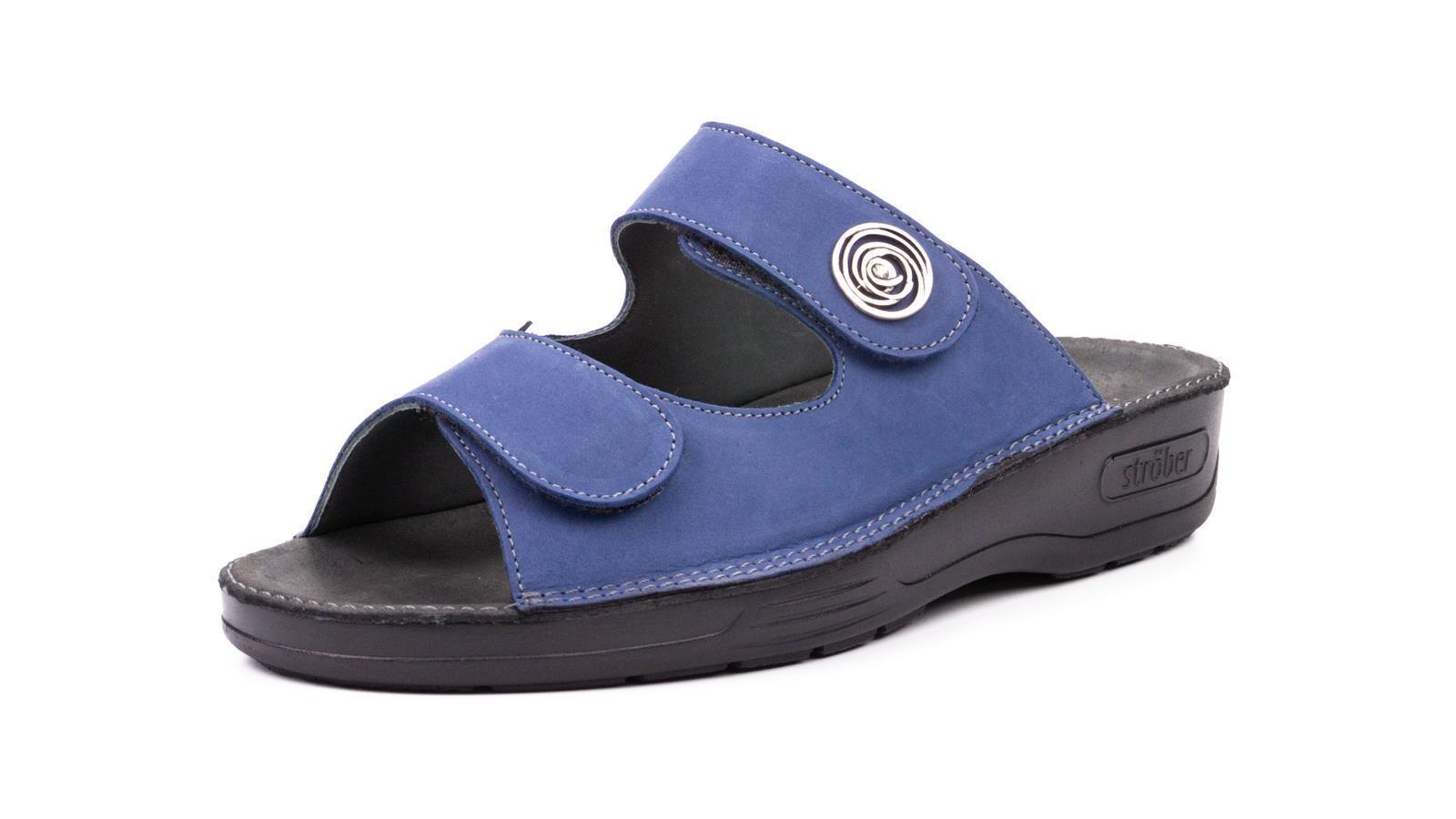 Die Schuhe ANNA aus Nubuk in Jeansfarbe stehen auf einem hellen Untergrund, gut sichtbar. Sie haben eine elegante Form und modische Details.