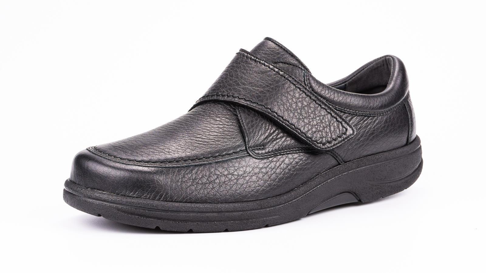 Schwarze MAX Schuhe aus Hirschleder, Weite K/M, seitlich abgebildet, auf neutralem Hintergrund, zeigen die hochwertige Verarbeitung und Bequemlichkeit.