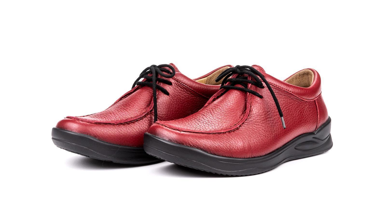 Der Schuh KAREN in hochwertigem Hirschleder, in der Farbe Vino, elegant und bequem, seitlich auf einem hellen Untergrund positioniert.