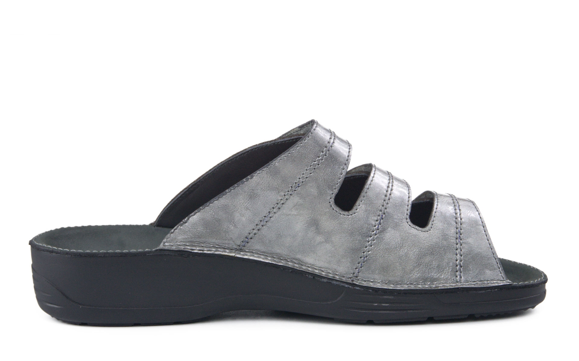 AMELIA LackPerlato in stone, seitliche Ansicht der eleganten Schuhe mit glänzender Oberfläche auf neutralem Hintergrund.