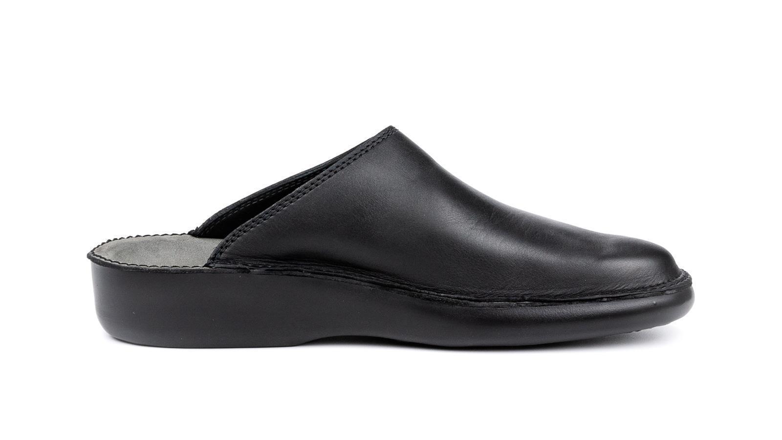 Schwarze Buffalo ADAM Schuhe in seitlicher Ansicht, elegant und modern, mit einem robusten Design und bequemer Sohle.