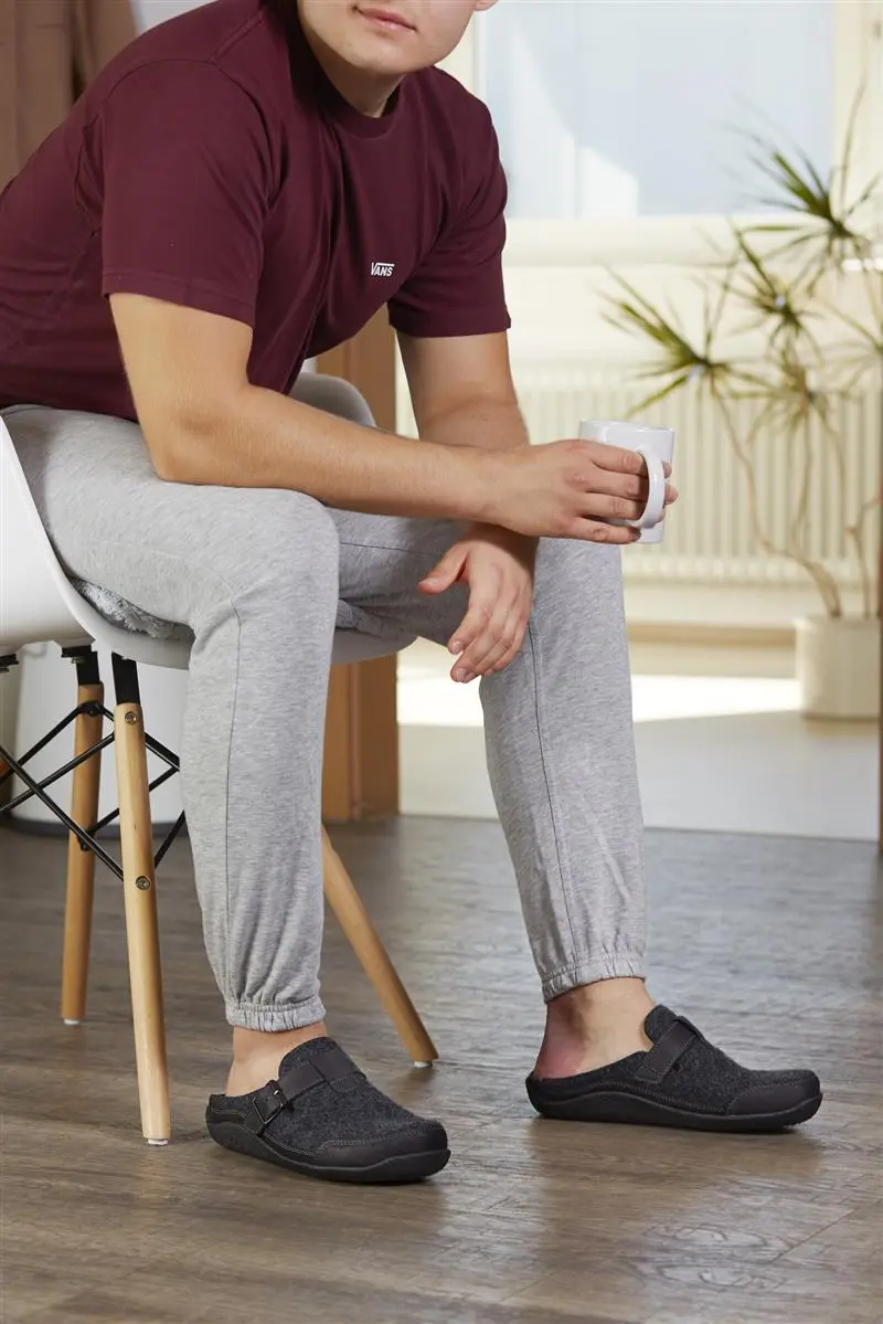 Bequeme MARIK Filz FettNubuk Hauschuhe in Anthrazit, seitlich auf einem weißen Hintergrund platziert.