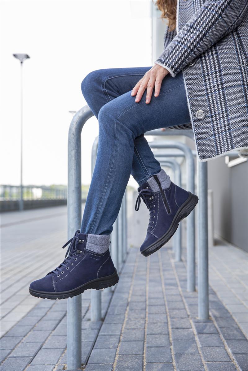 RONJA Schuh aus blauen NubukFilz mit Wollfutter, seitlich positioniert auf einem neutralen Hintergrund.