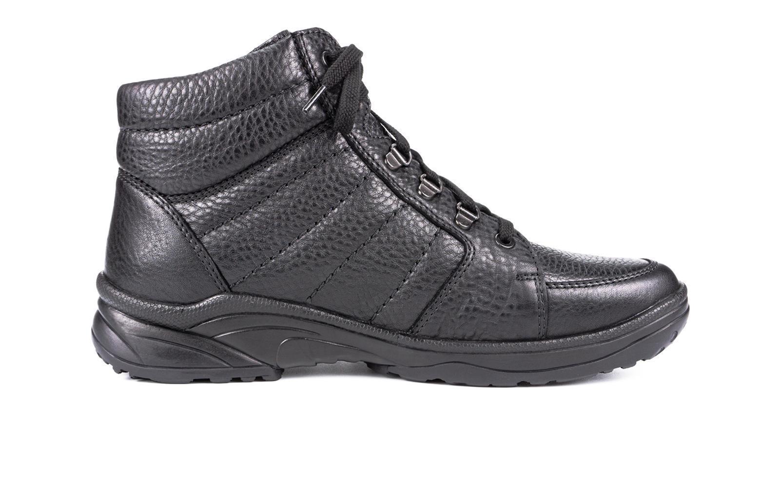 Schwarze SERGEJ Schuhe aus SoftCalf-Leder mit Lederfutter, elegant auf einem weißen Hintergrund präsentiert.