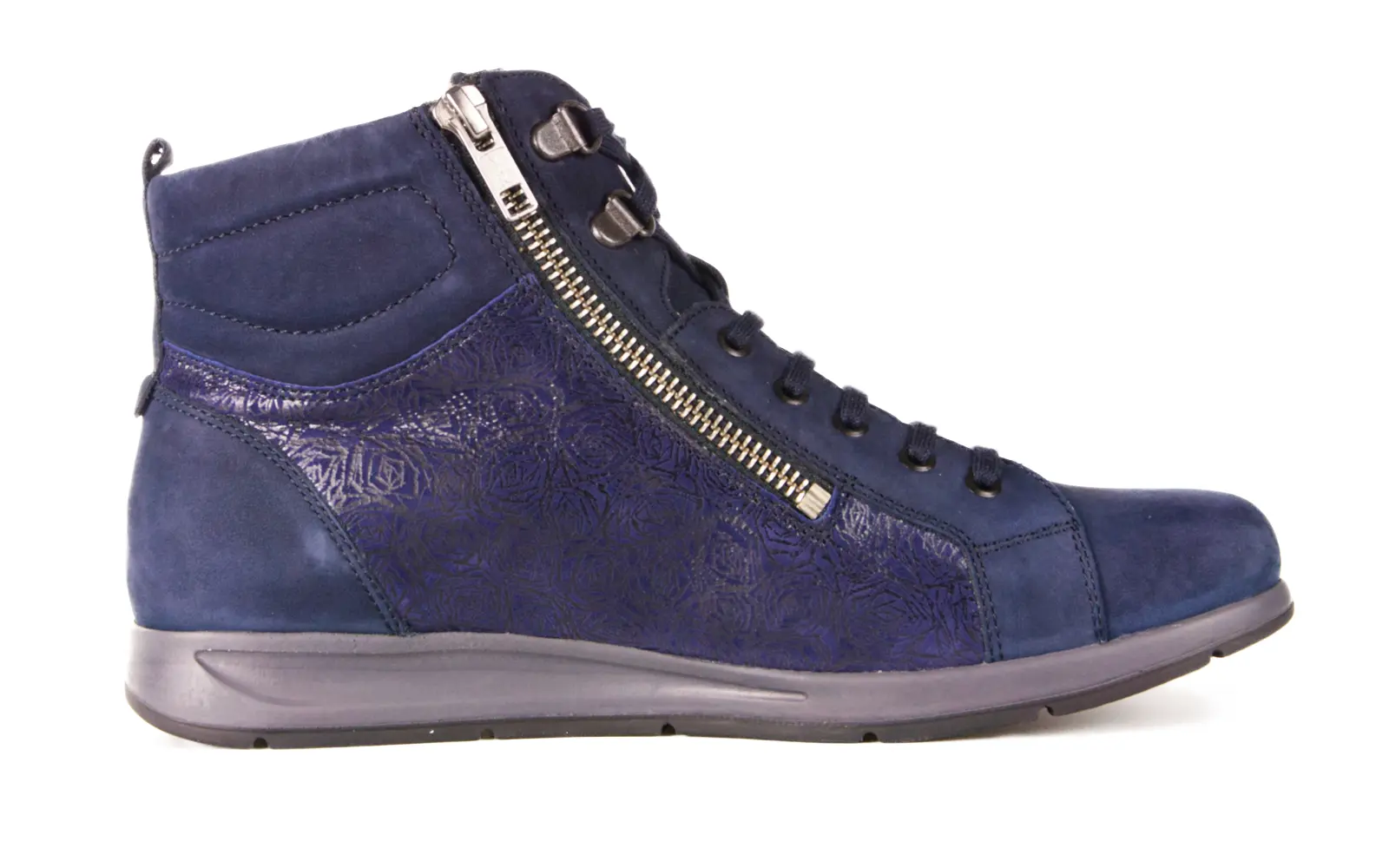 ELMA Nappa+LammVelour Schuh in marine, elegant positioniert auf einem hellen Untergrund, zeigt weiches Material und stilvolles Design.