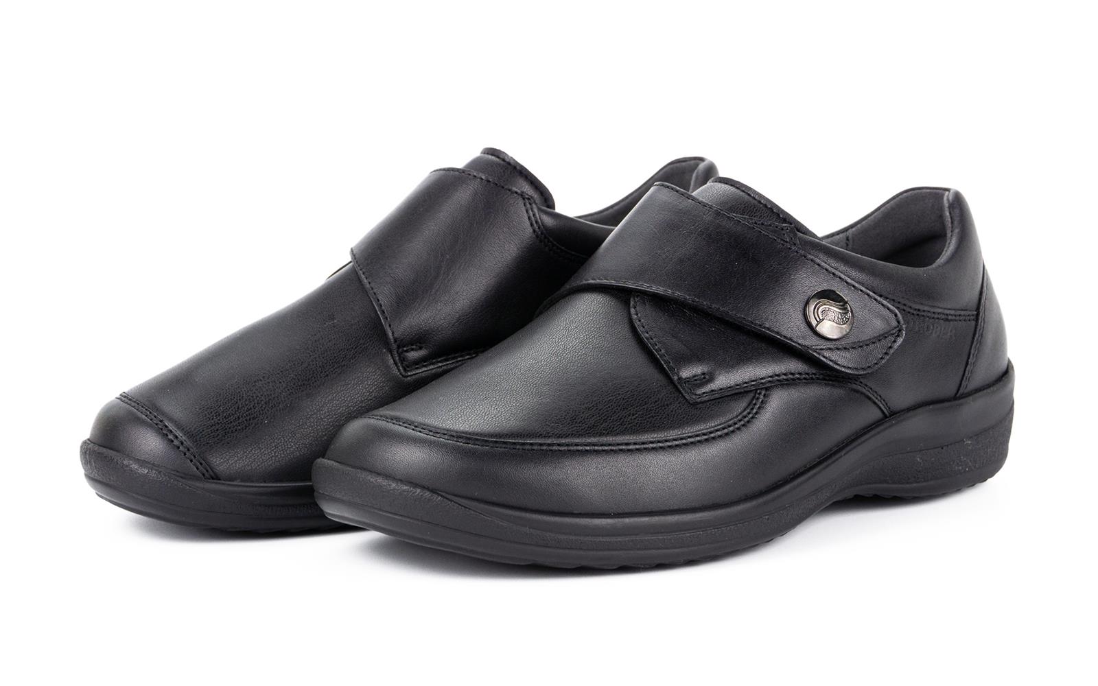 Ein schwarzer MURIEL Nappa Stretch Schuh in Weite K, elegant und bequem, seitlich auf einem neutralen Hintergrund positioniert.