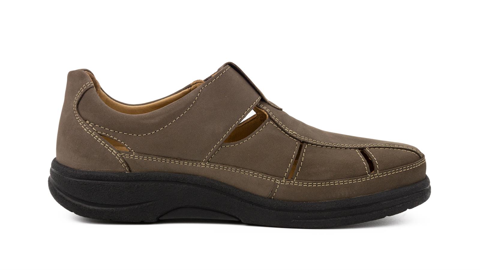 Der Schuh MAURICE aus FettNubuk in borke steht auf einem neutralen Hintergrund, das weiche Material und die hochwertige Verarbeitung sind gut zu erkennen.