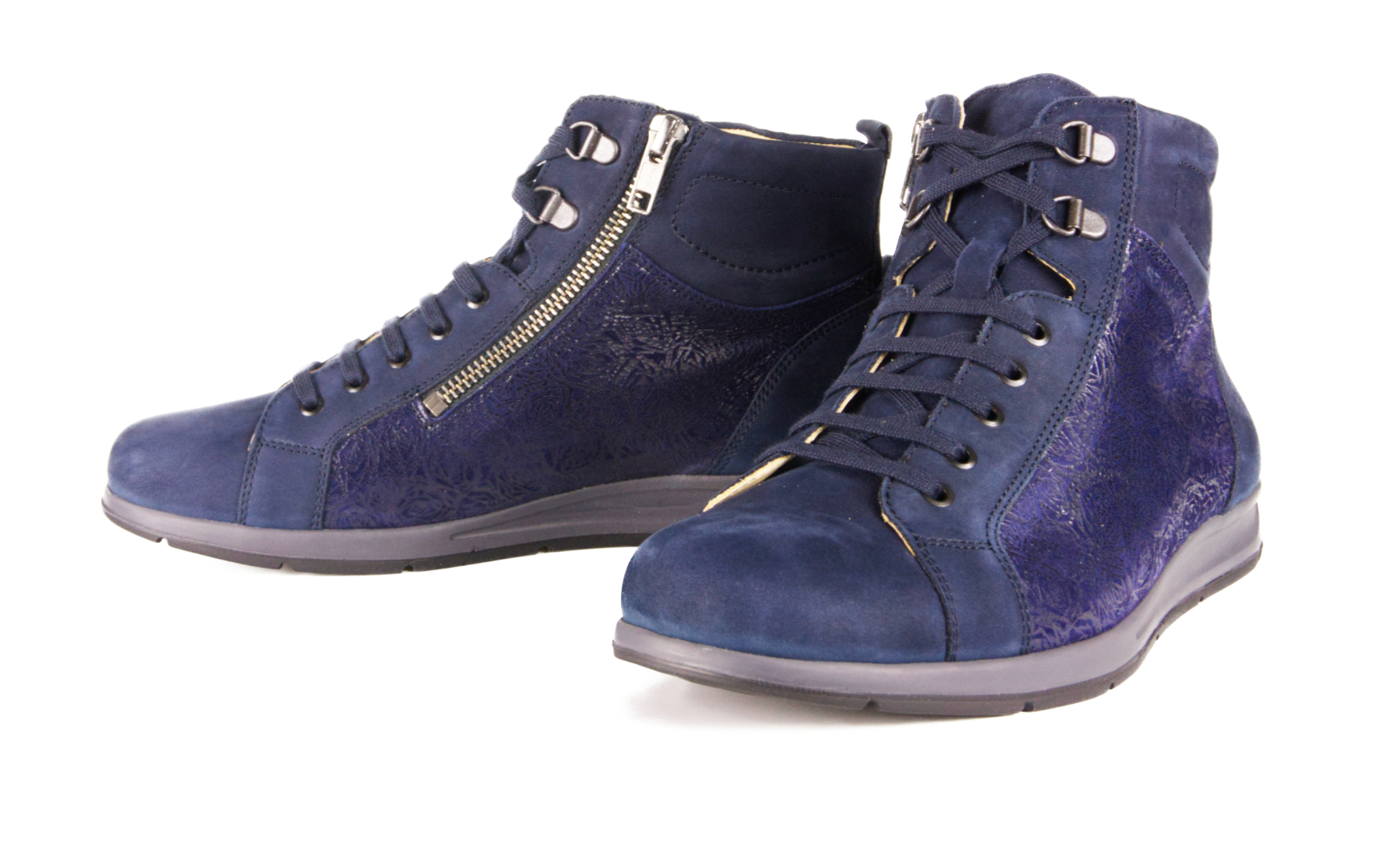 Der ELMA Nappa+LammVelour Schuh in marine zeigt sich elegant und stylisch, auf einer neutralen Oberfläche platziert mit gefaltetem Muster.