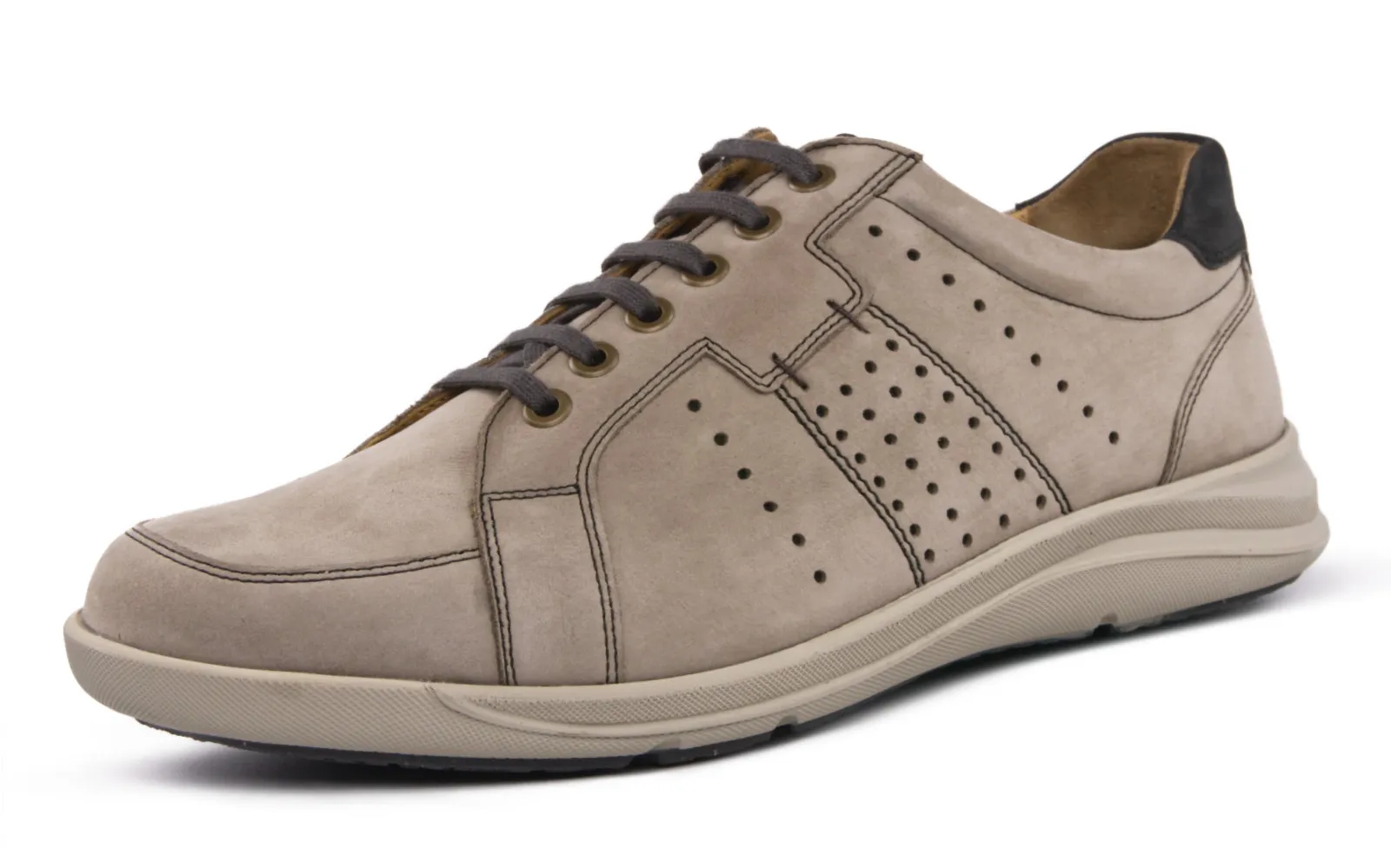 Der PASCAL Nubuk Schuh in den Farben kiesel und schiefer steht elegant auf einem grauen Hintergrund.