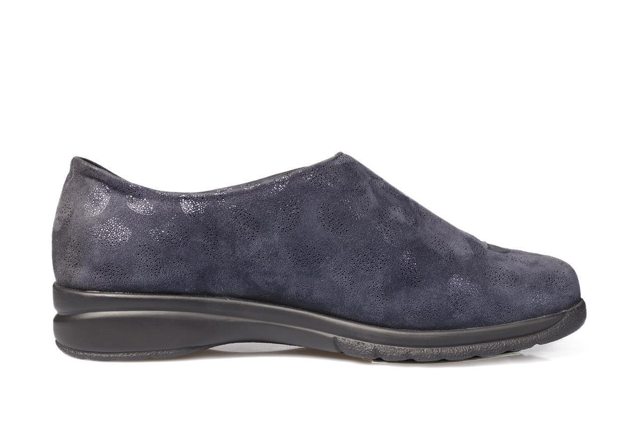 Der Schuh GIULIA, LammBedruckt in ocean, präsentiert sich seitlich mit weichem Obermaterial und eleganter Farbgebung.