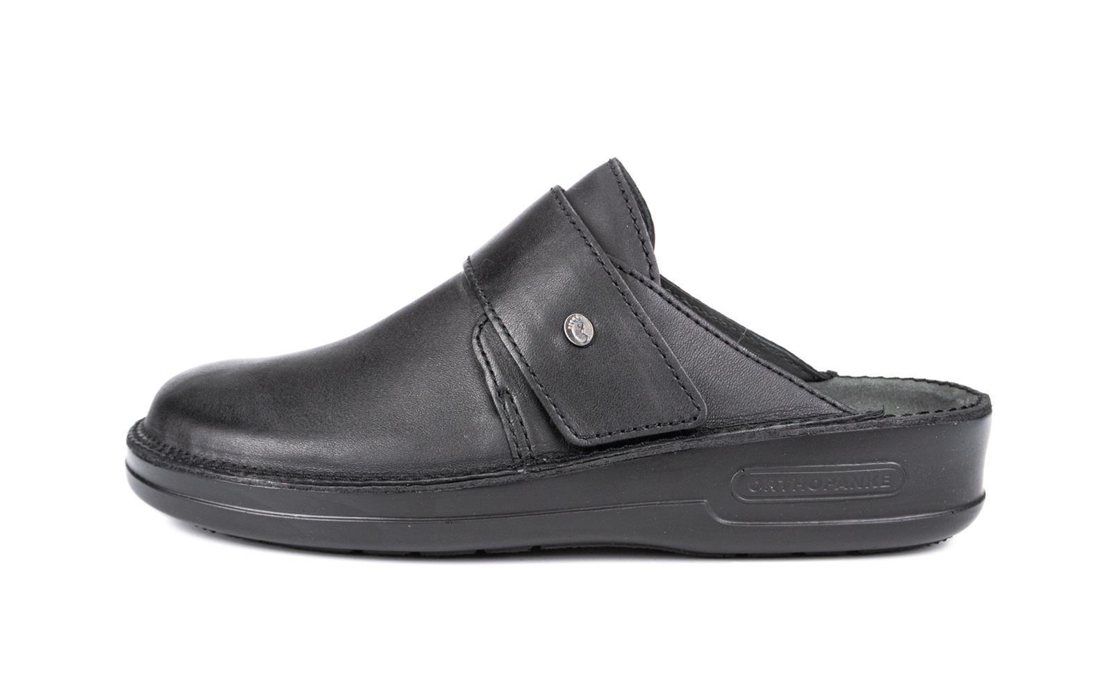 Der schwarze Nappa Schuh ANTON liegt auf einem hellen Untergrund mit einem eleganten Schnitt und feinen Details.