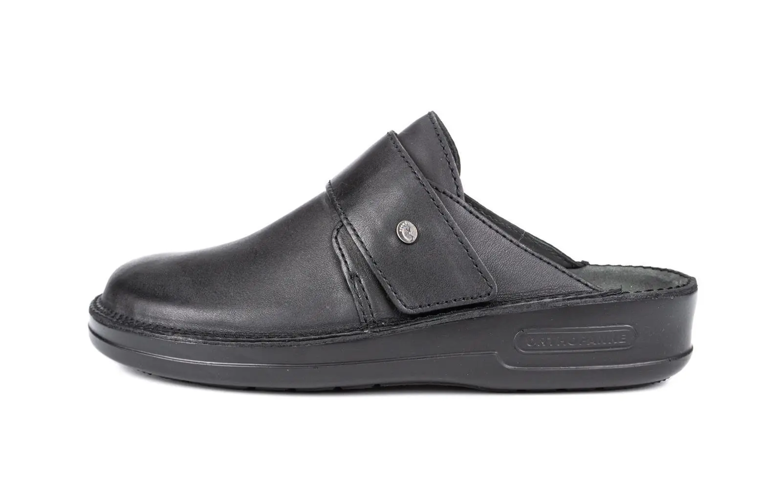 Der schwarze Nappa Schuh ANTON liegt auf einem hellen Untergrund mit einem eleganten Schnitt und feinen Details.
