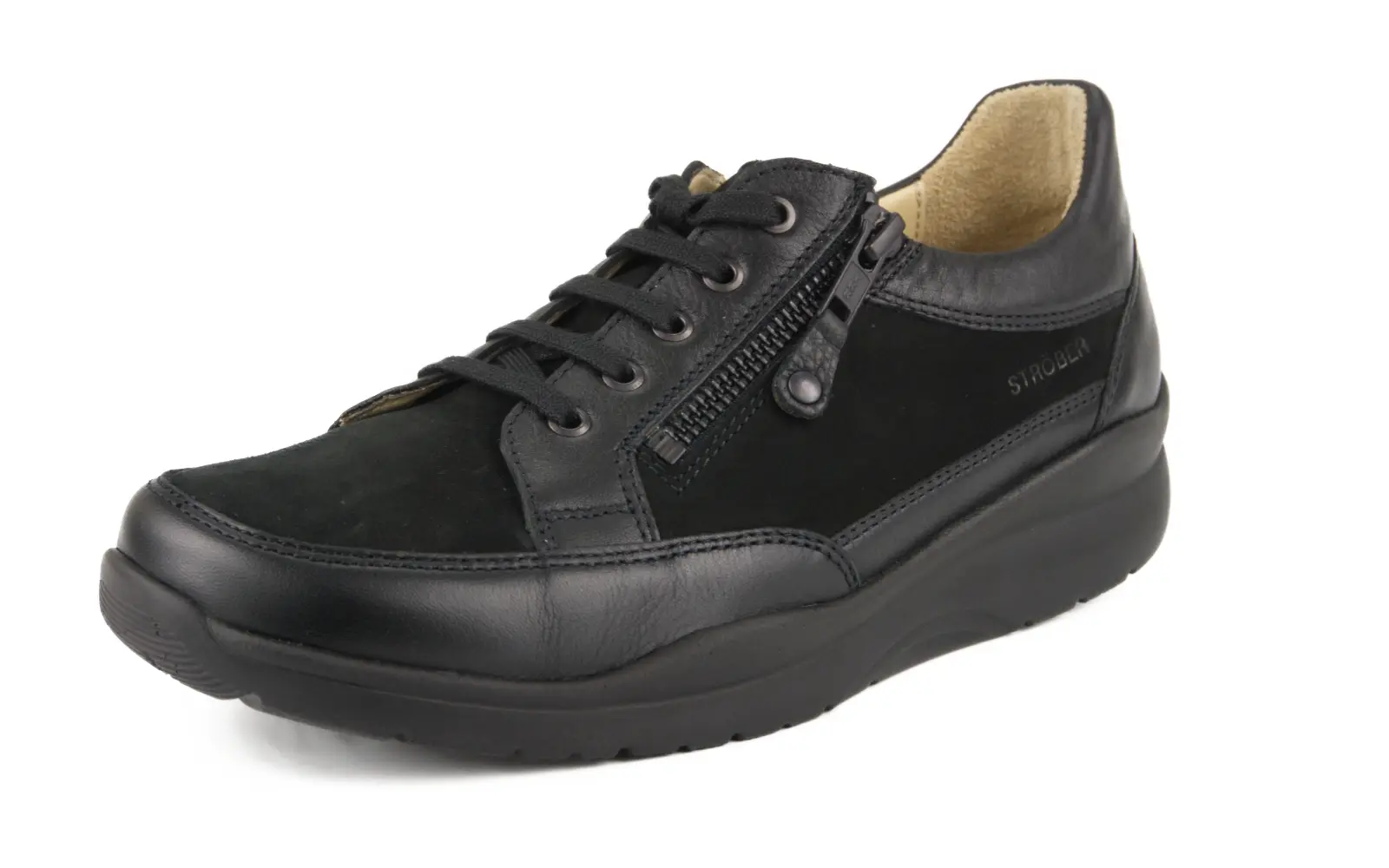 Schwarze YUI Nappa Schuhe seitlich auf einem neutralen Hintergrund platziert, mit eleganten Linien und hochwertigem Material.